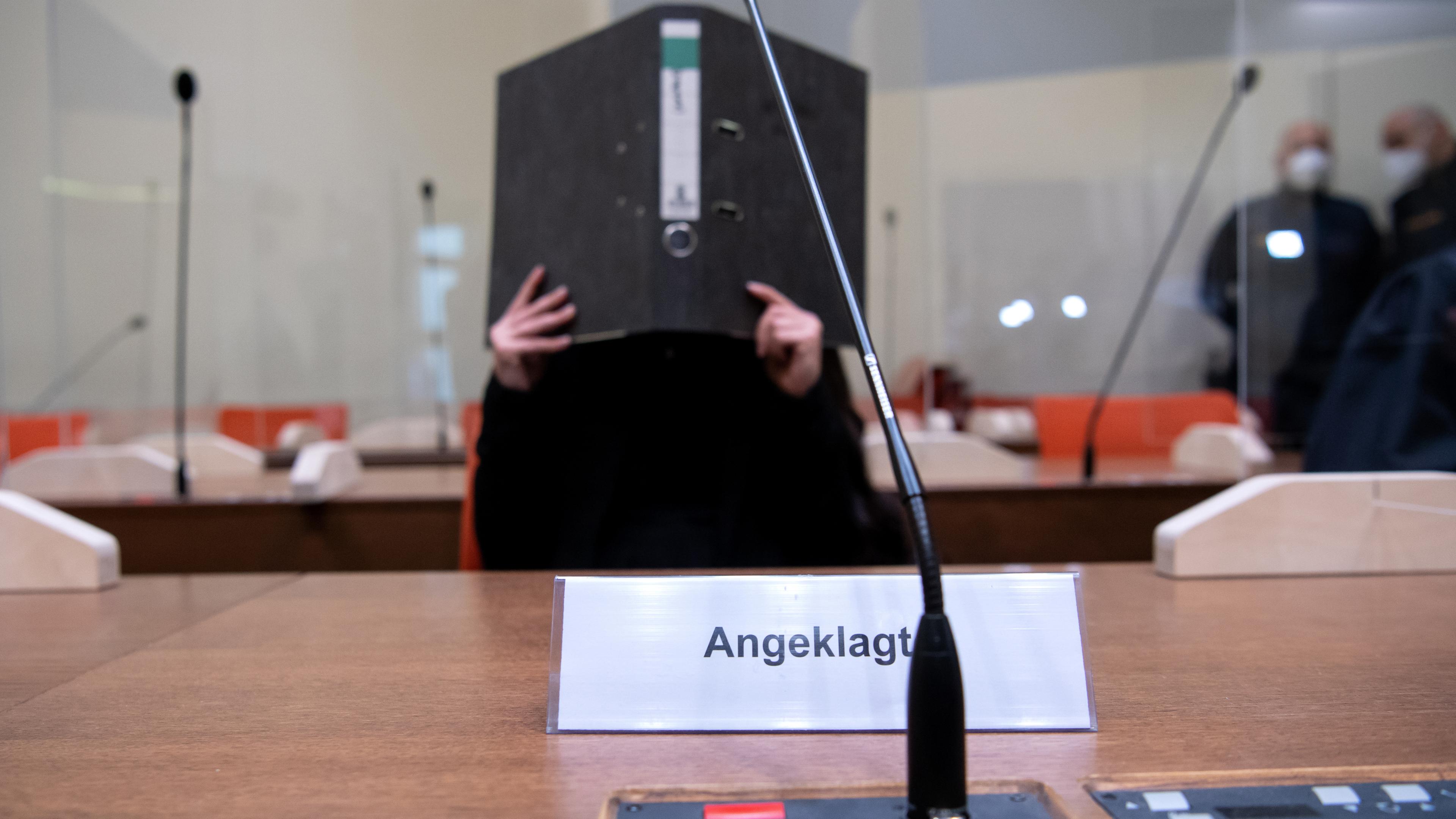 Bayern, München: Die Angeklagte Jennifer W. sitzt vor Beginn der Verhandlung im Gerichtssaal. Archivbild