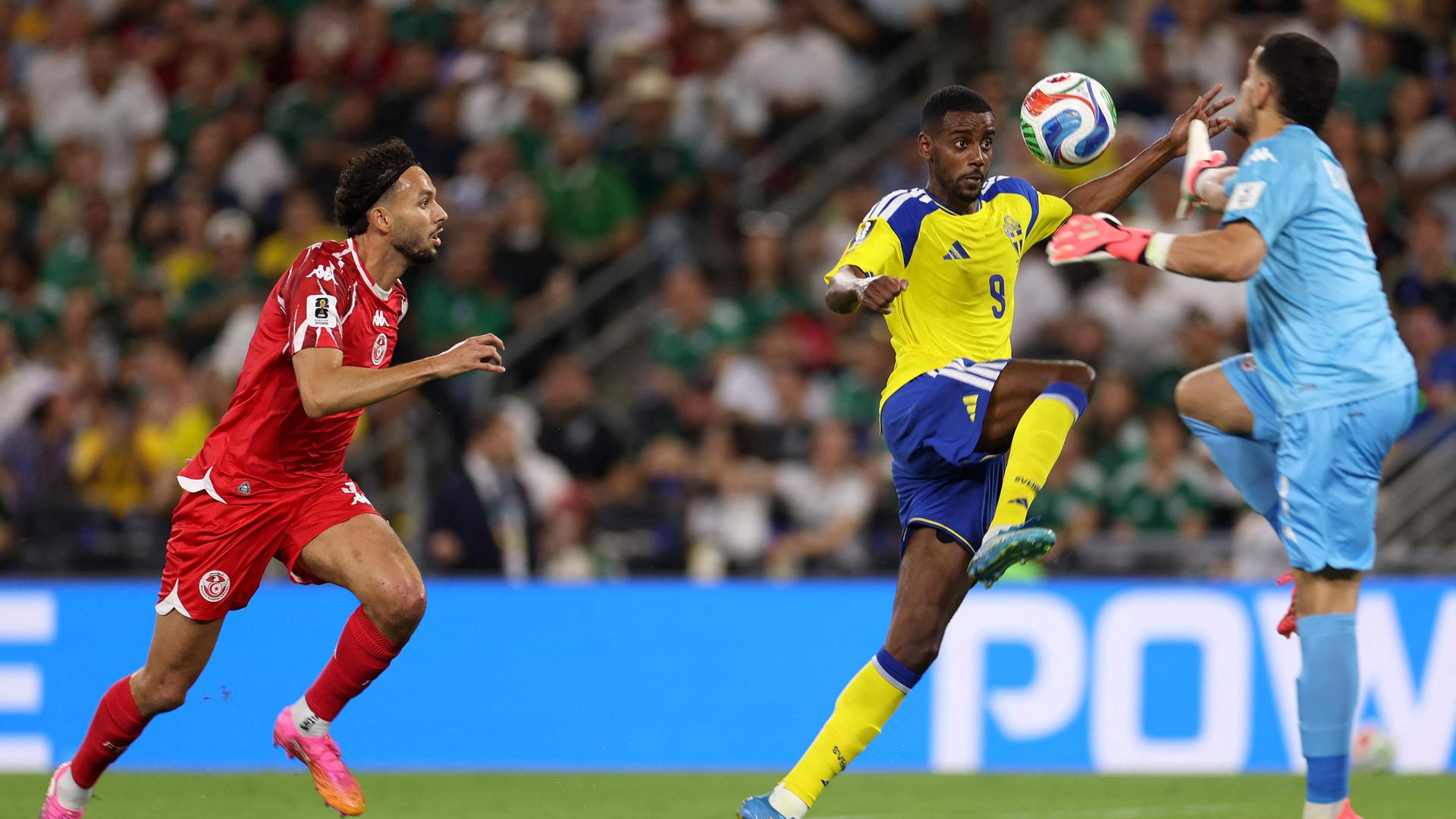 Schwedens Alexander Isak schießt aufs Tor