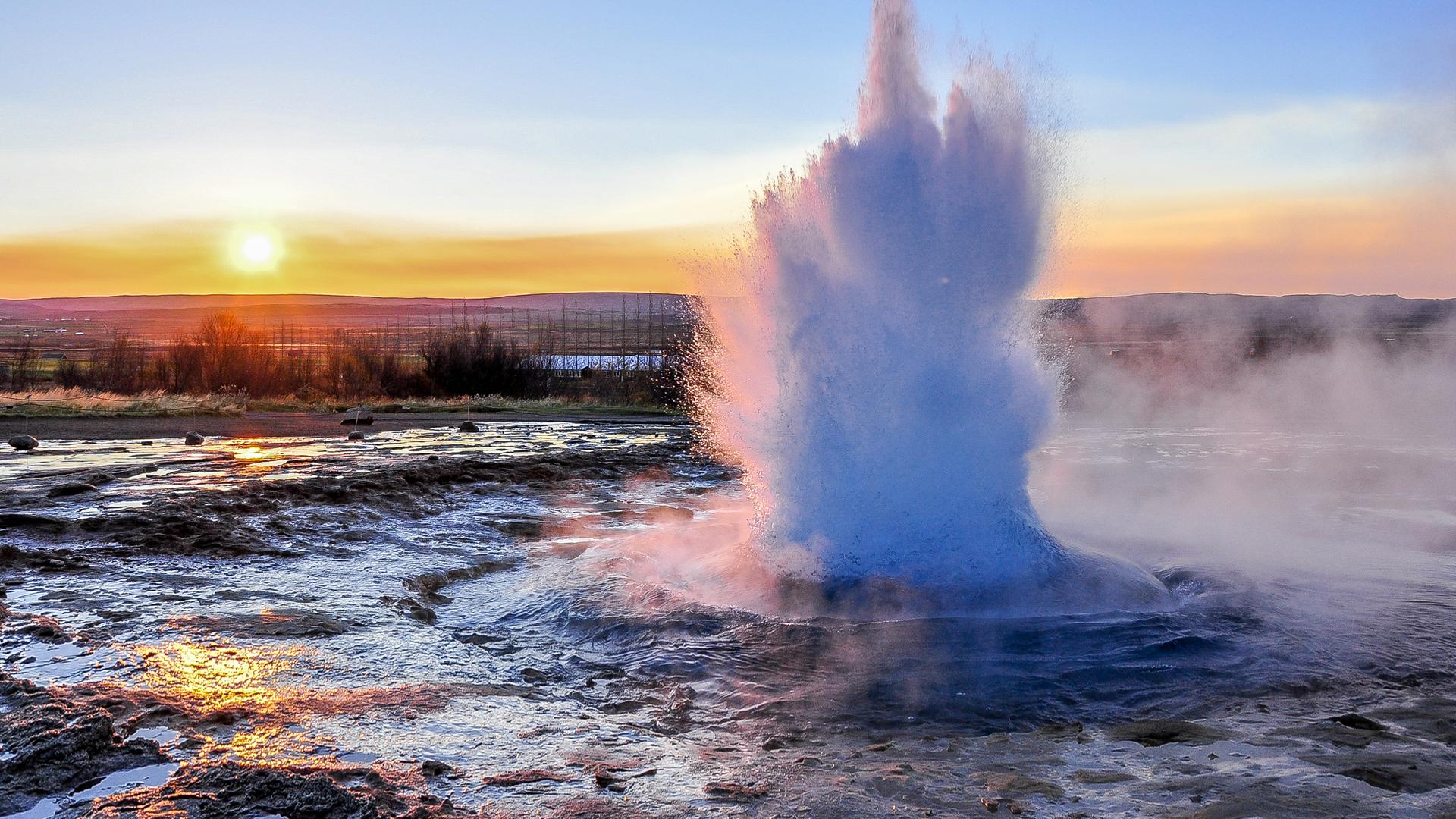 Isländischer Geysir Strokkur bei Sonnenaufgang
