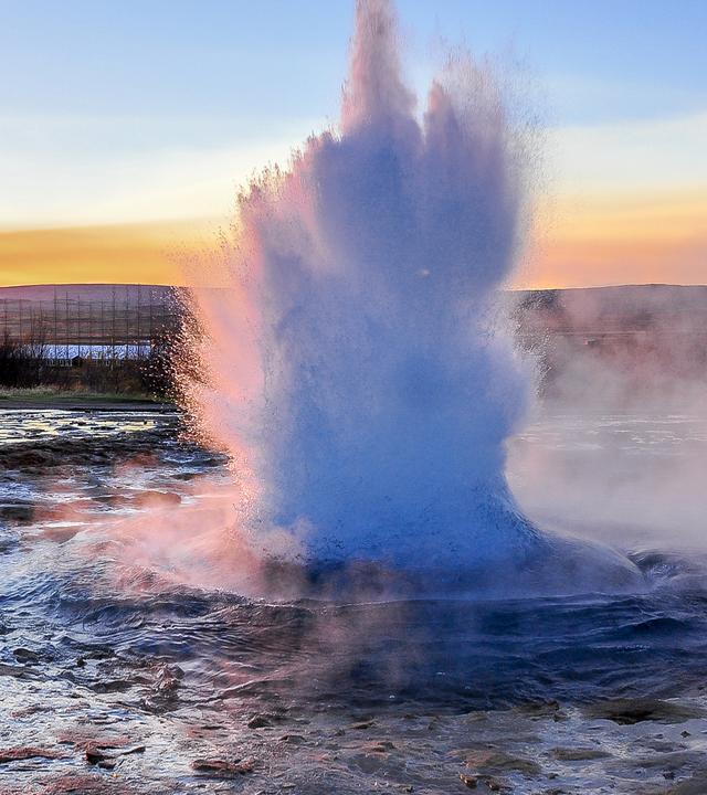 Isländischer Geysir Strokkur bei Sonnenaufgang