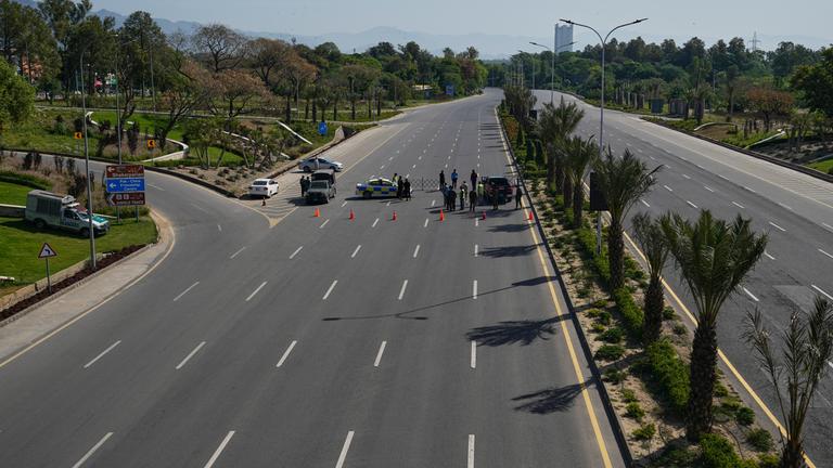 Polizeibeamte stehen an einem Kontrollpunkt auf einer verbarrikadierten Straße Wache, um die Sicherheit vor der zweiten Verhandlungsrunde zwischen den USA und dem Iran zu gewährleisten, in Islamabad, Pakistan.