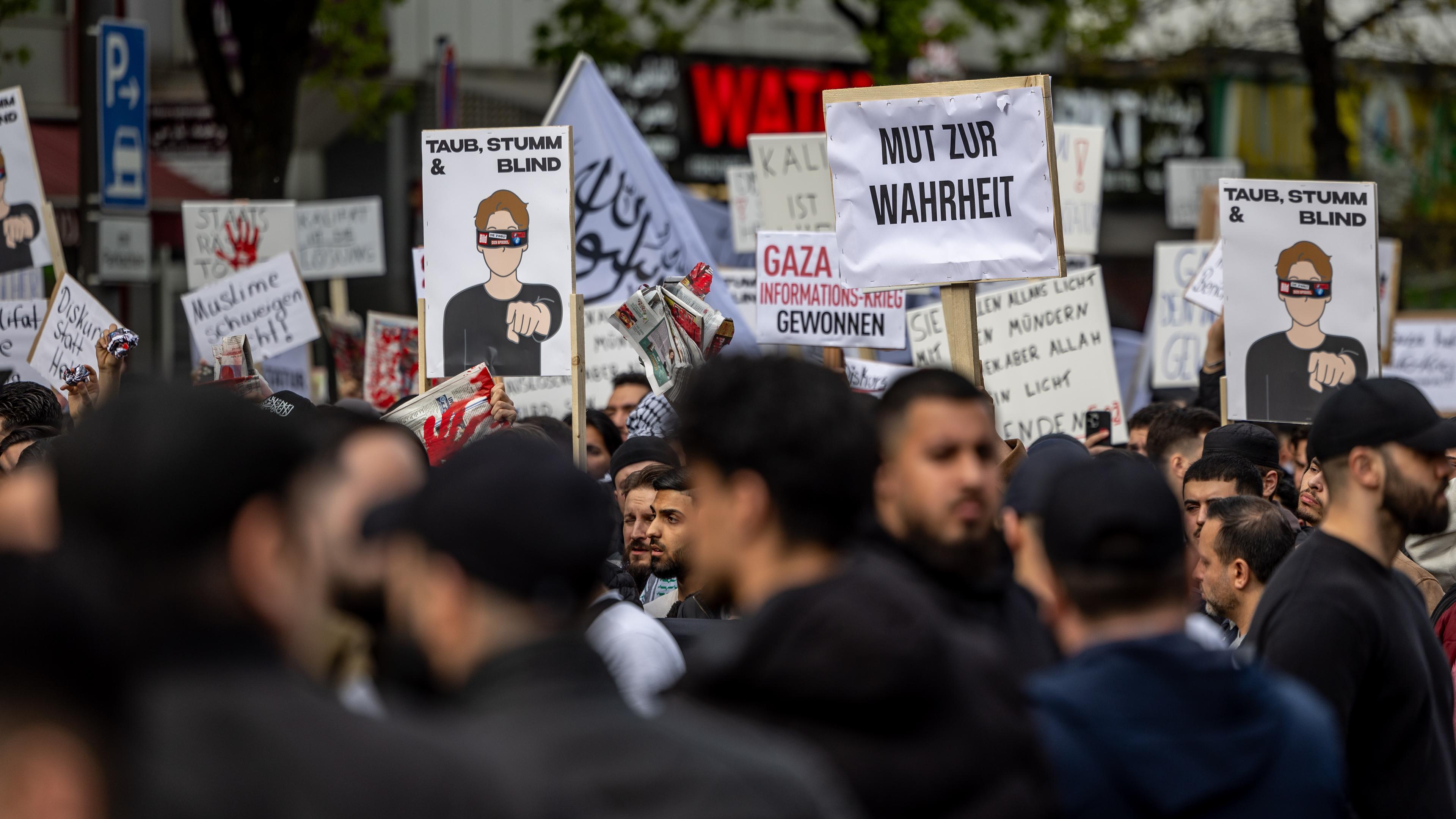 Hamburg: Teilnehmer einer Islamisten-Demo halten ein Plakat hoch