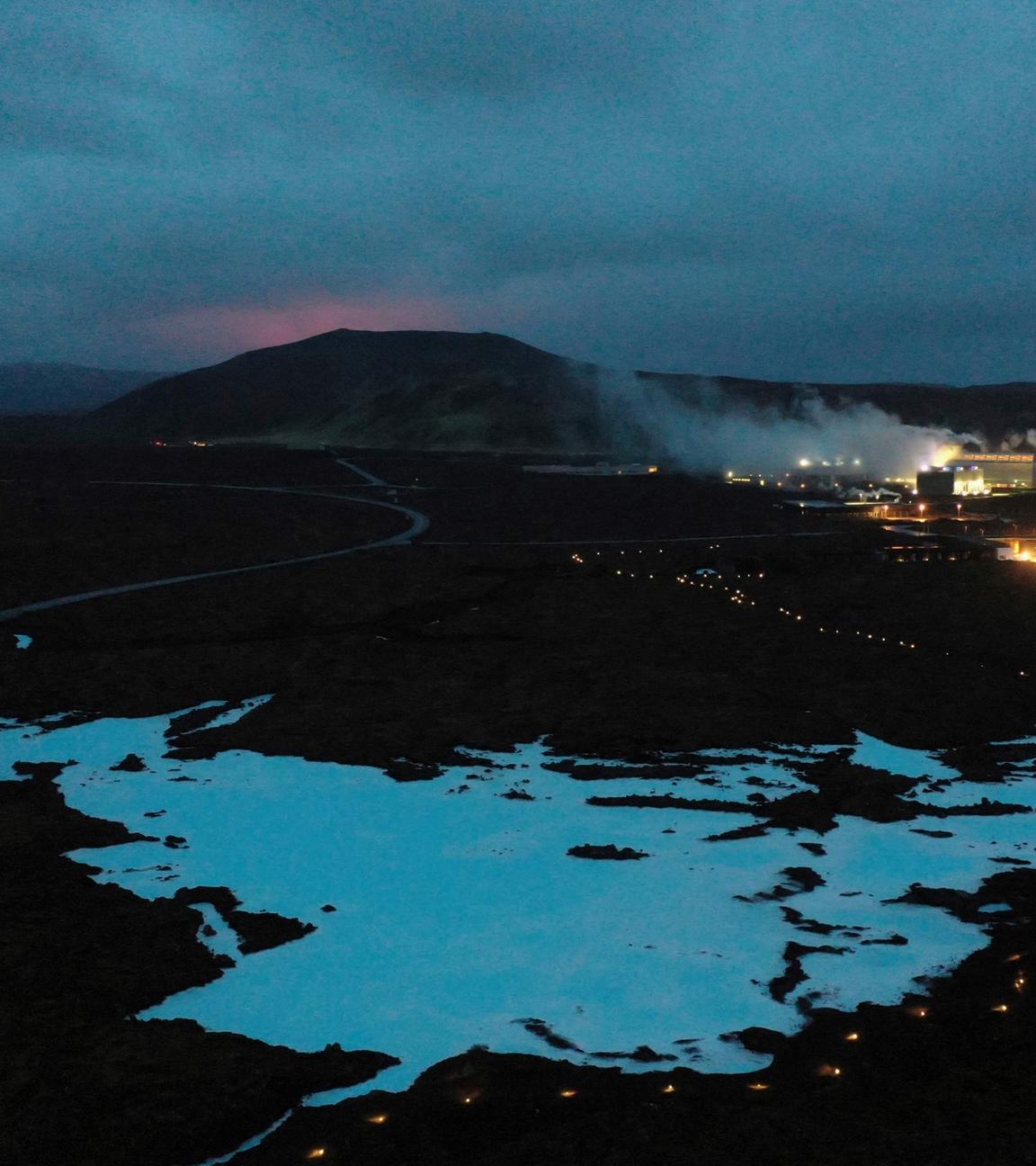 Der von heißer Magma orange erleuchtete Nachthimmel über dem Fagradalsfjall-Vulkan in Island.