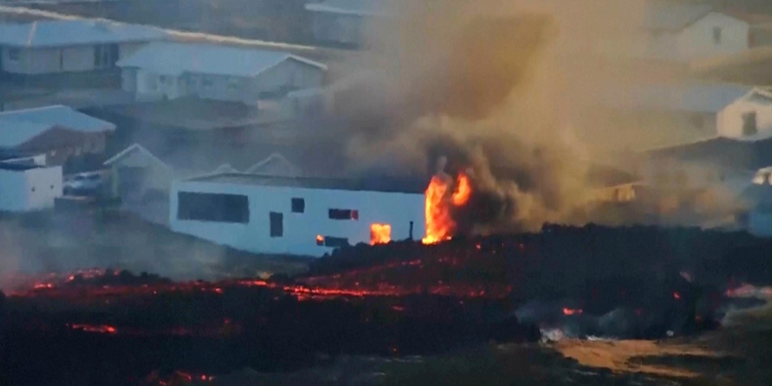 Vulkanausbruch auf Island: Häuser stehen in Brand.