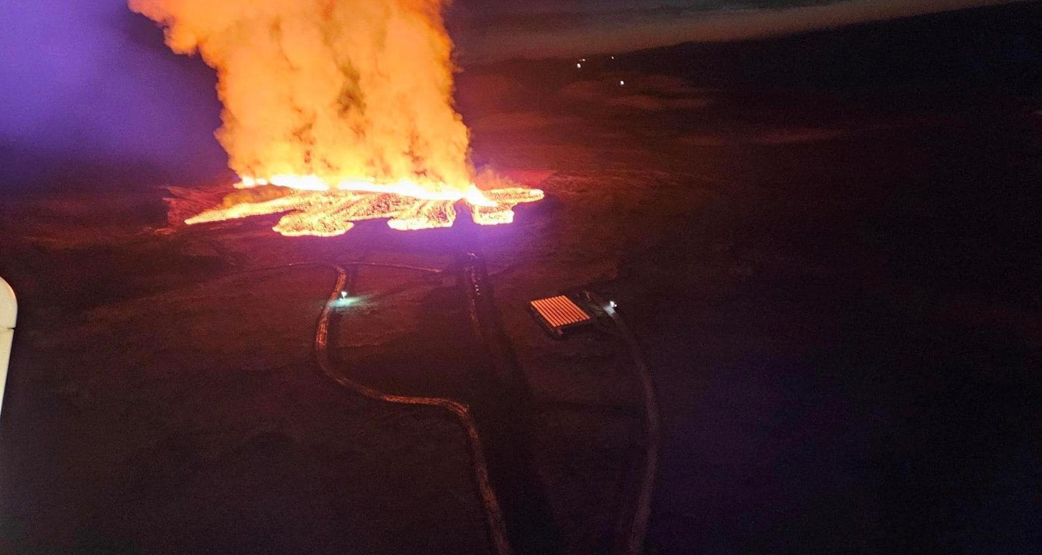 Island: Ein Vulkan spuckt Lava und Rauch auf der Halbinsel Reykjanes