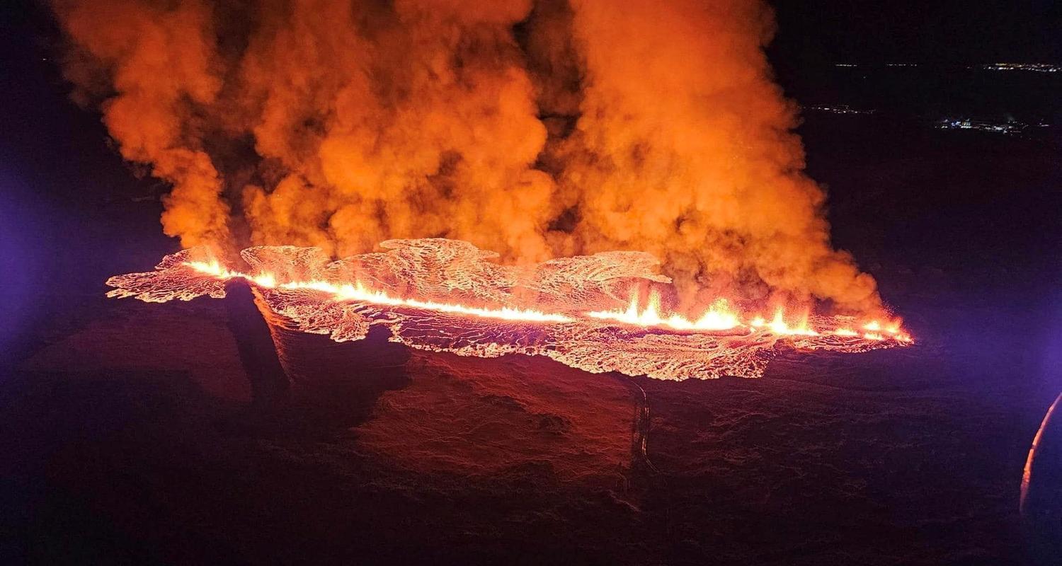 Island: Ein Vulkan spuckt Lava und Rauch auf der Halbinsel Reykjanes
