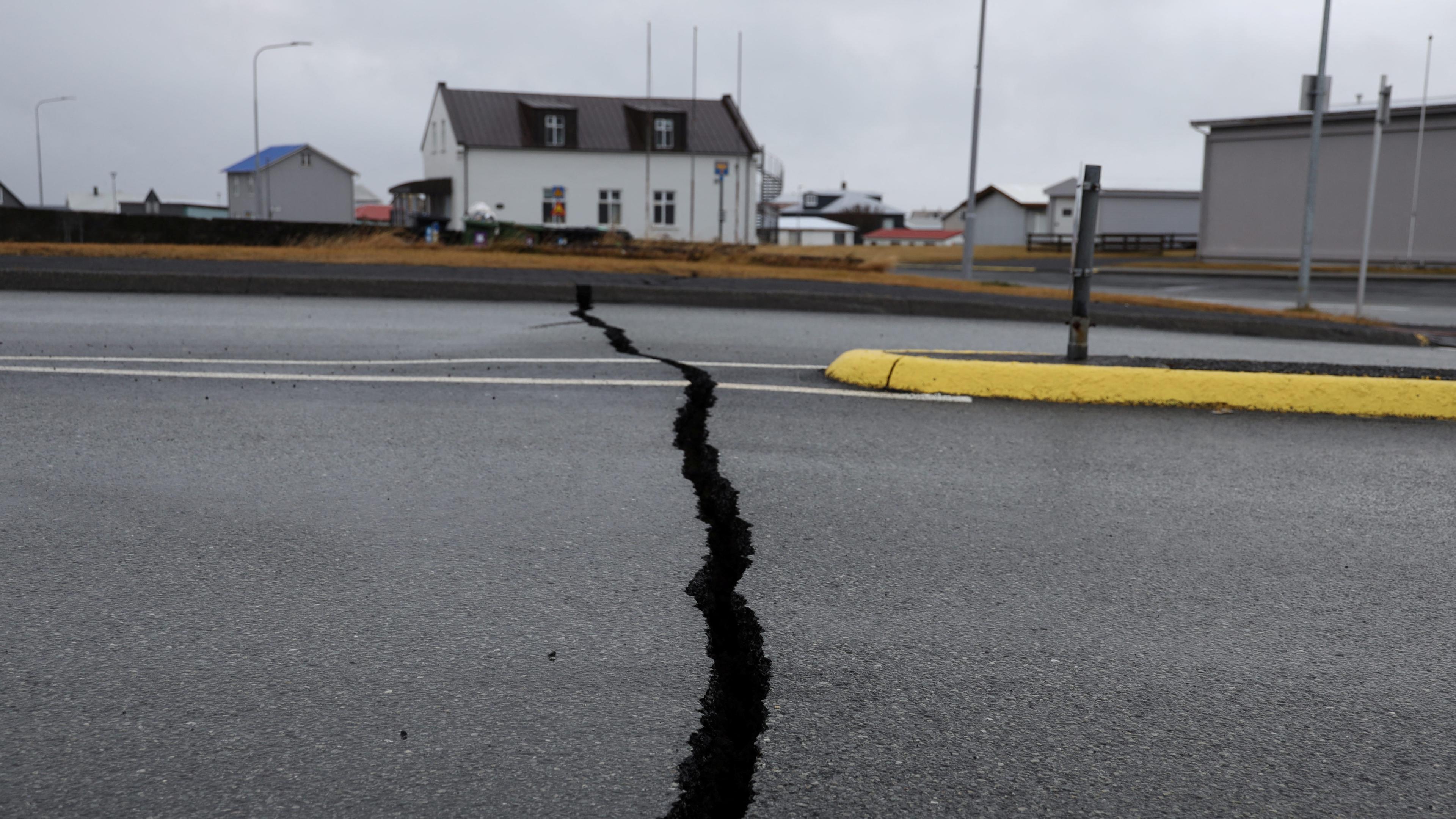 Risse auf einer Straße aufgrund vulkanischer Aktivität in der Nähe einer Polizeistation in Grindavik, Island