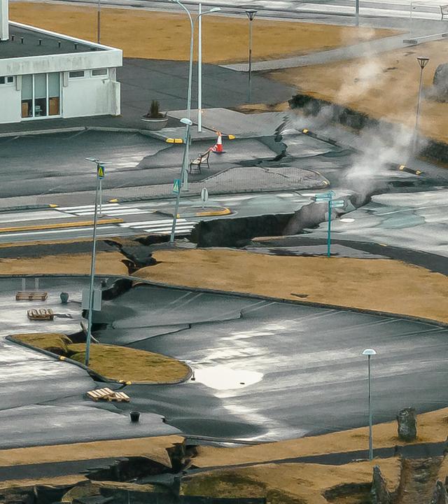 Dieses mit einer Drohne aufgenommene Bild zeigt Risse neben einem Kinderspielplatz in der Stadt Grindavik, Island