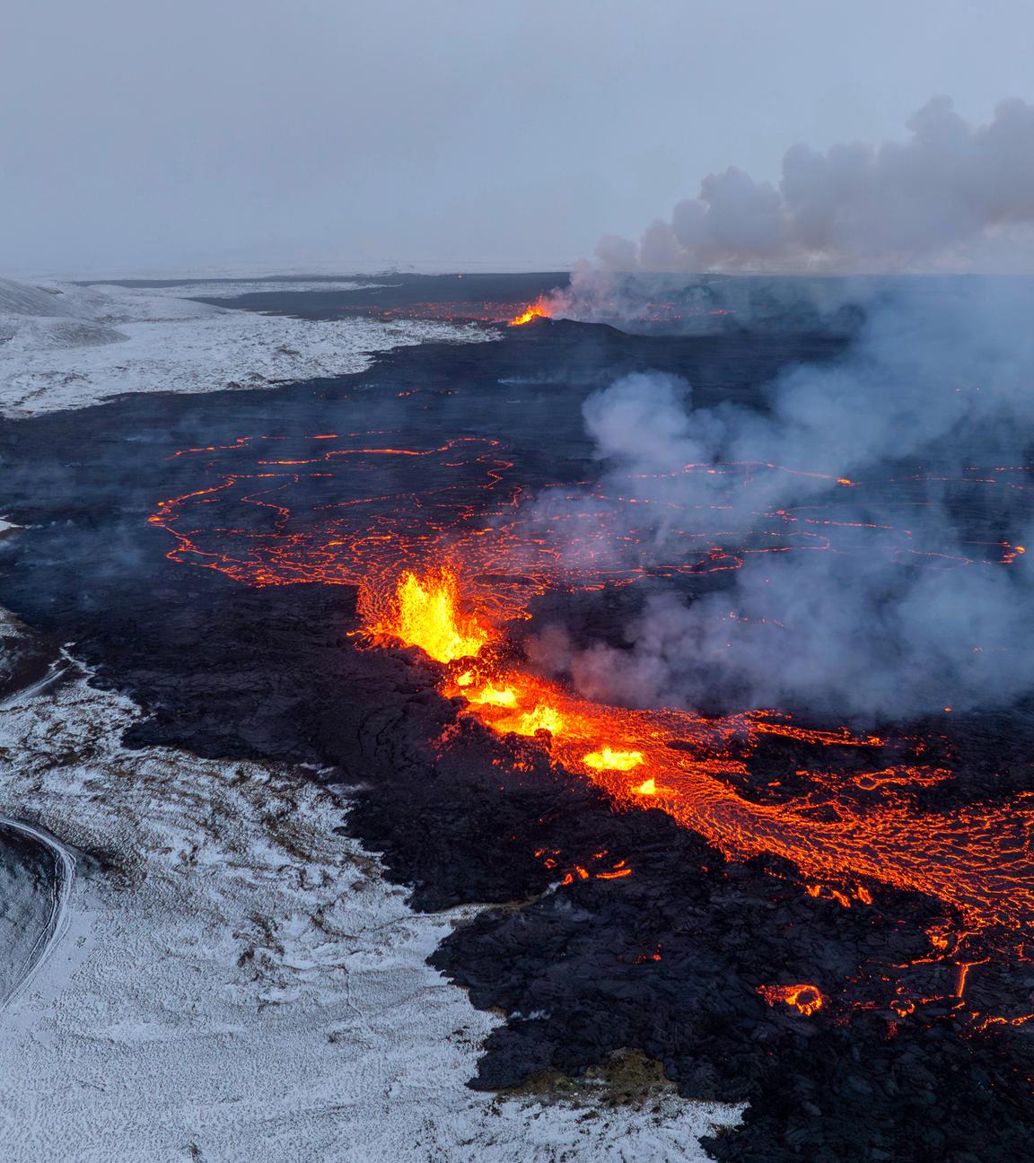 Luftaufnahme der beiden einzigen noch aktiven Spaltsegmente eines aktiven Vulkans in Grindavik (Island), aufgenommen am 20.12.2023