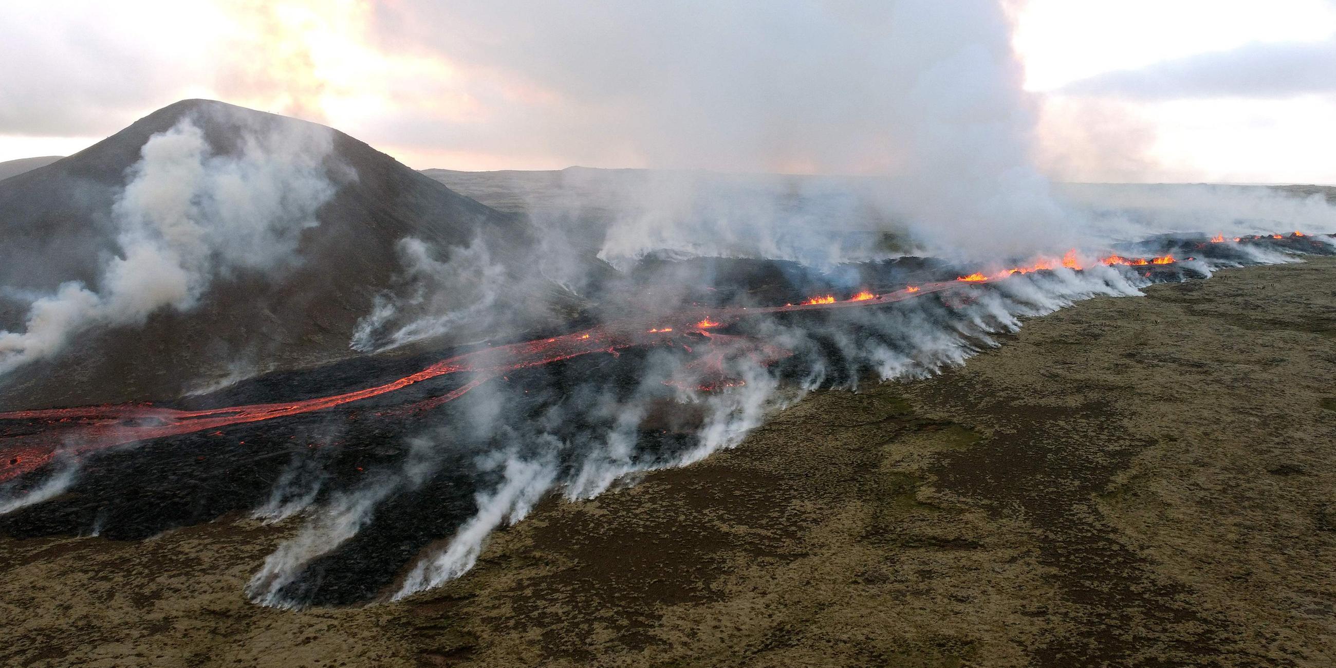 Rauch und fließender Lava während eines Vulkanausbruchs am Litli Hrutur südwestlich von Reykjavik am 10.07.2023.