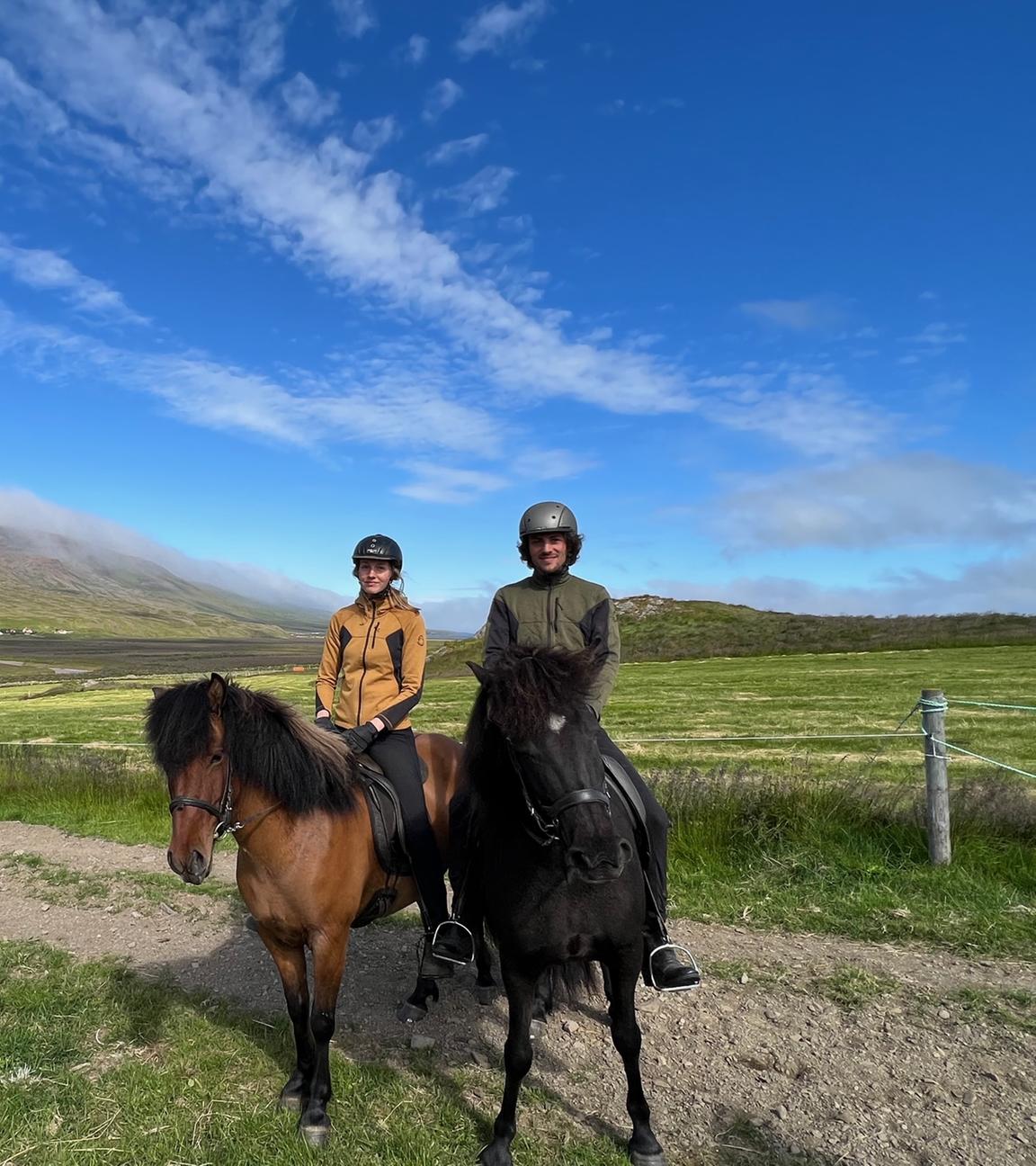 Eine Reiterin und ein Reiter auf zwei Islandpferden