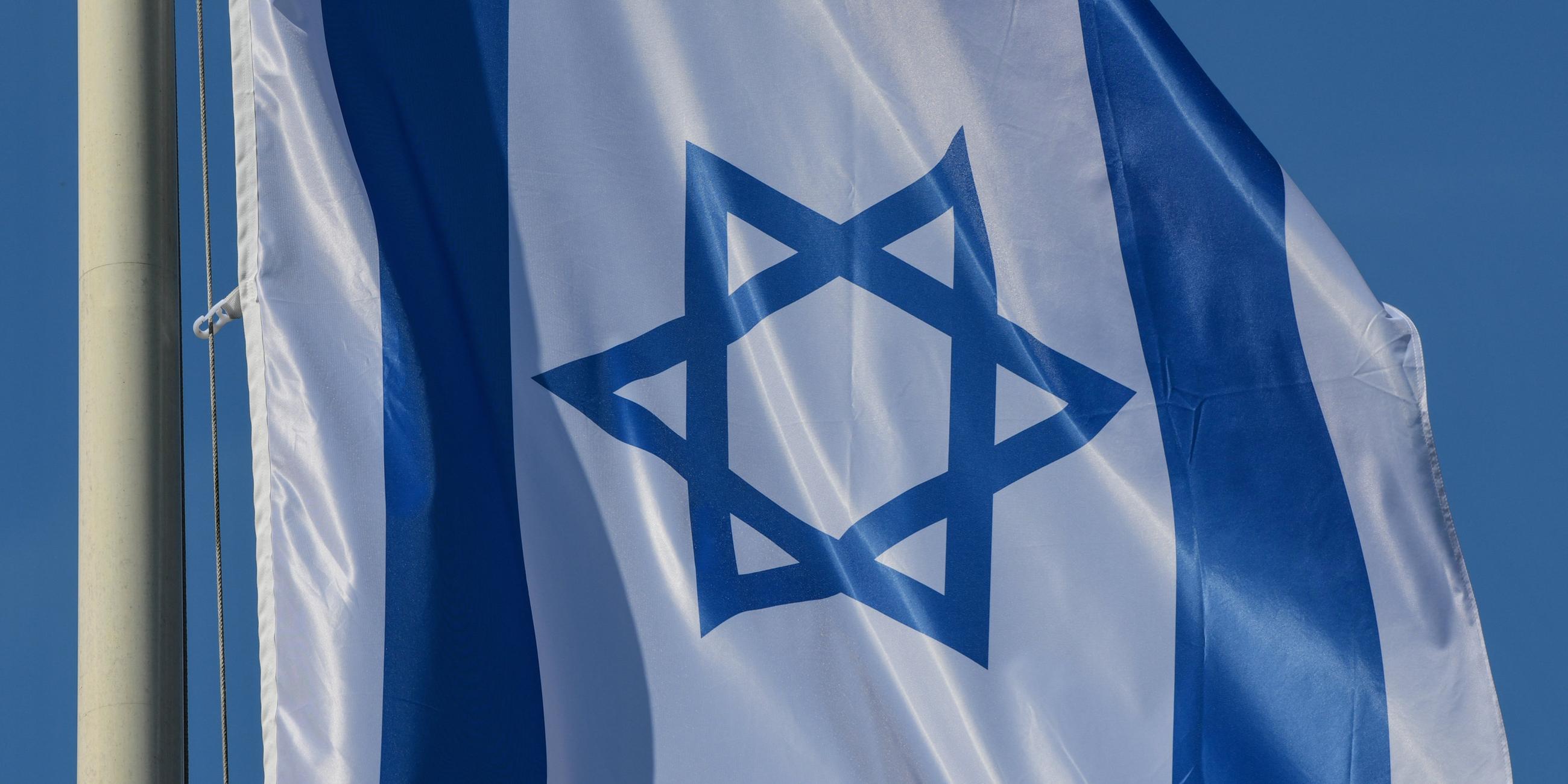 die flagge israels besteht aus einem zentral angeordneten blauen davidstern zwischen zwei waagerechten blauen streifen auf weissem grund