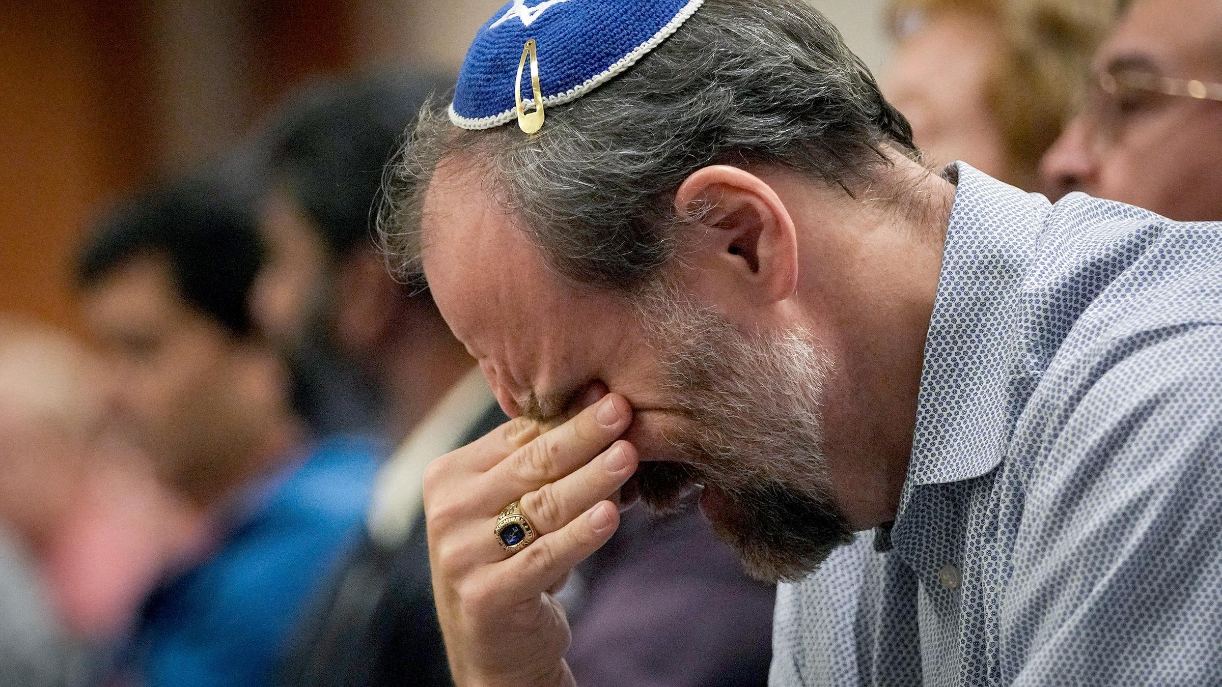 Mann weint bei einer Trauerfeier in Houston für die Toten in Israel