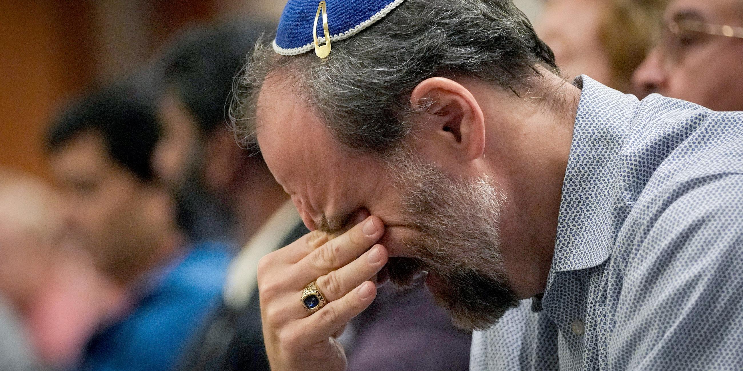 Mann weint bei einer Trauerfeier in Houston für die Toten in Israel