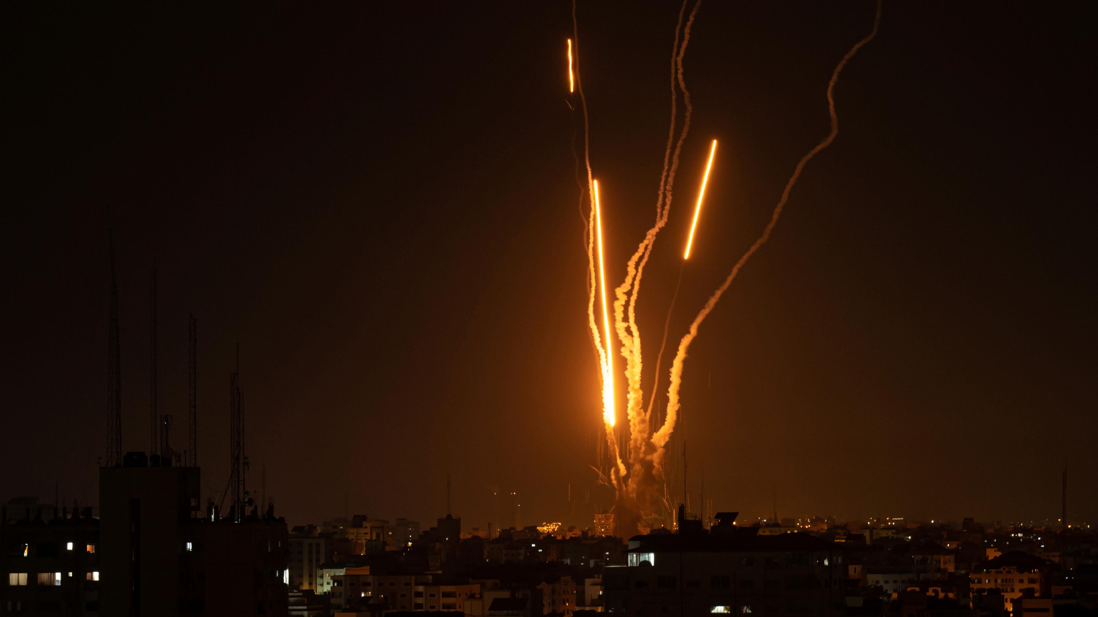 Raketen aus dem Gazastreifen werden in Richtung Israel abgefeuert.