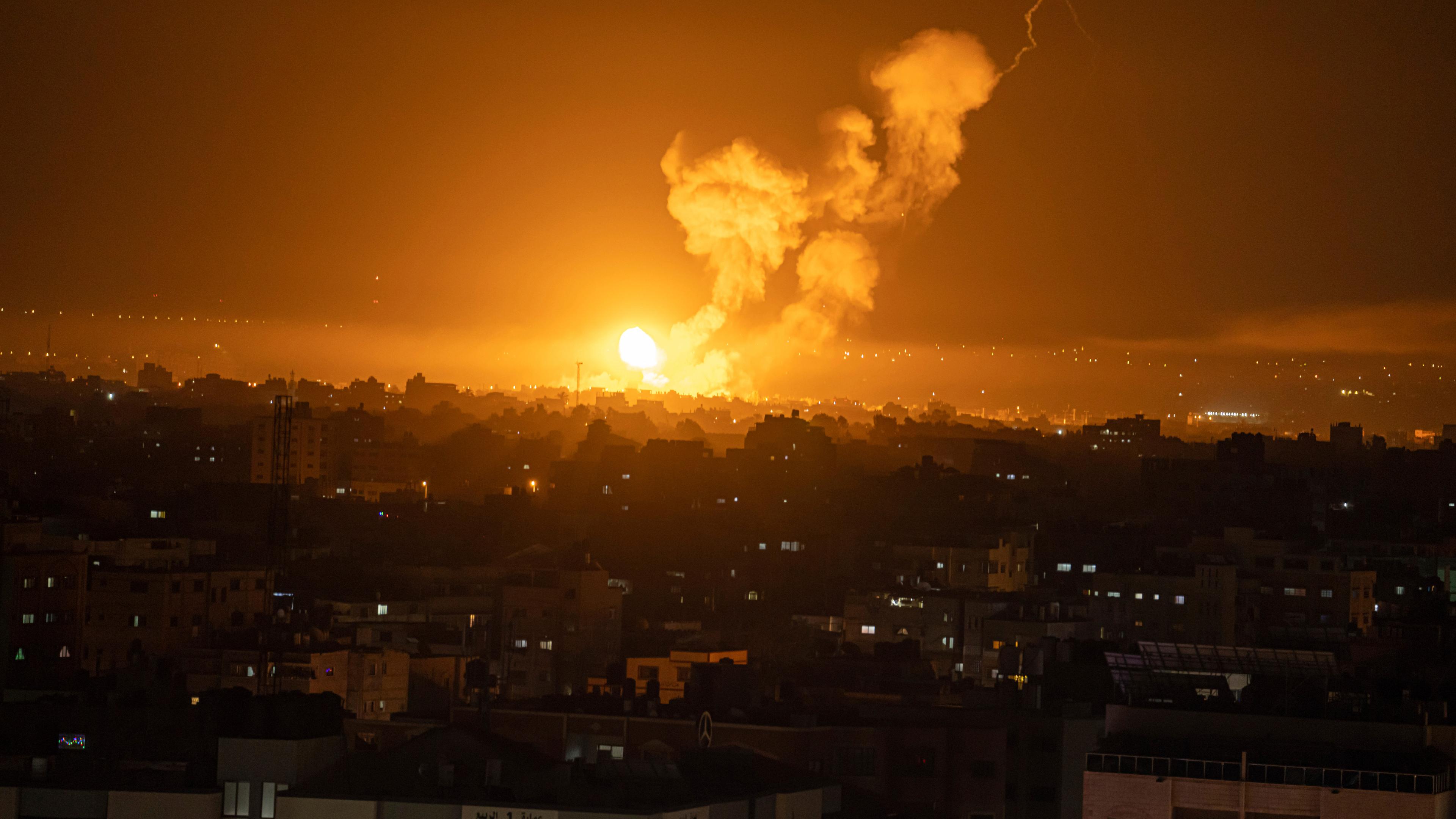 Feuer und Rauch über dem Gazastreifen nach einem Angriff der israelischen Armee.