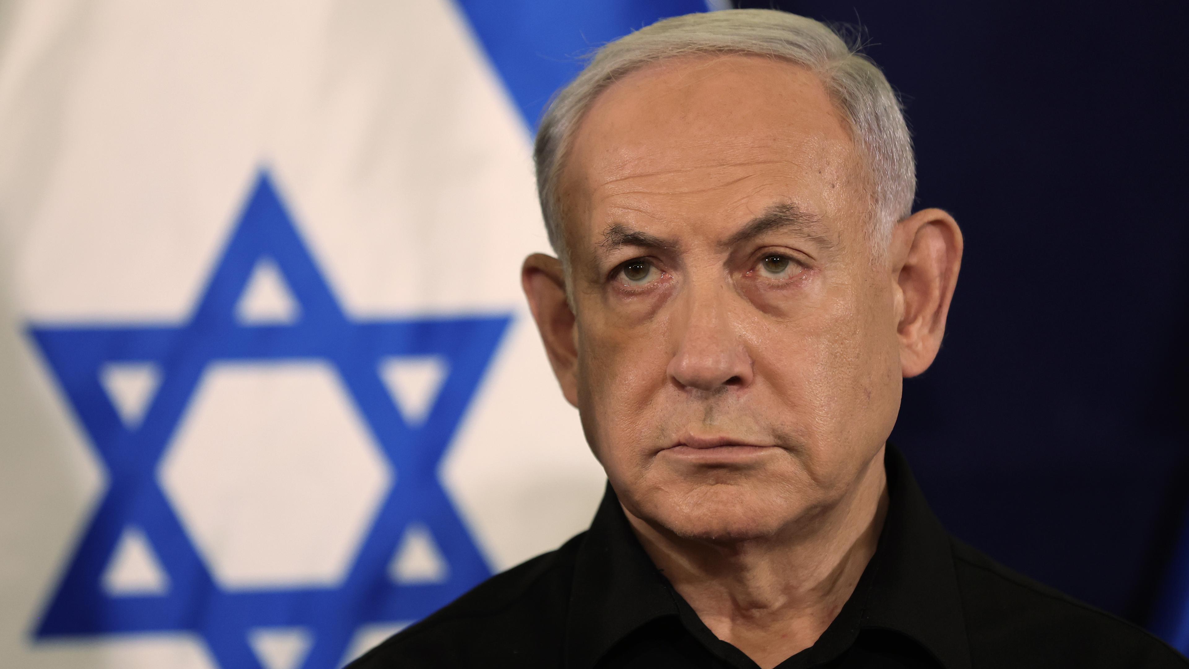 Israels Regierungschef Benjamin Netanjahu spricht auf einer Pressekonferenz in der Militärbasis Kirya in Tel Aviv, Israel, am 28. Oktober 2023.