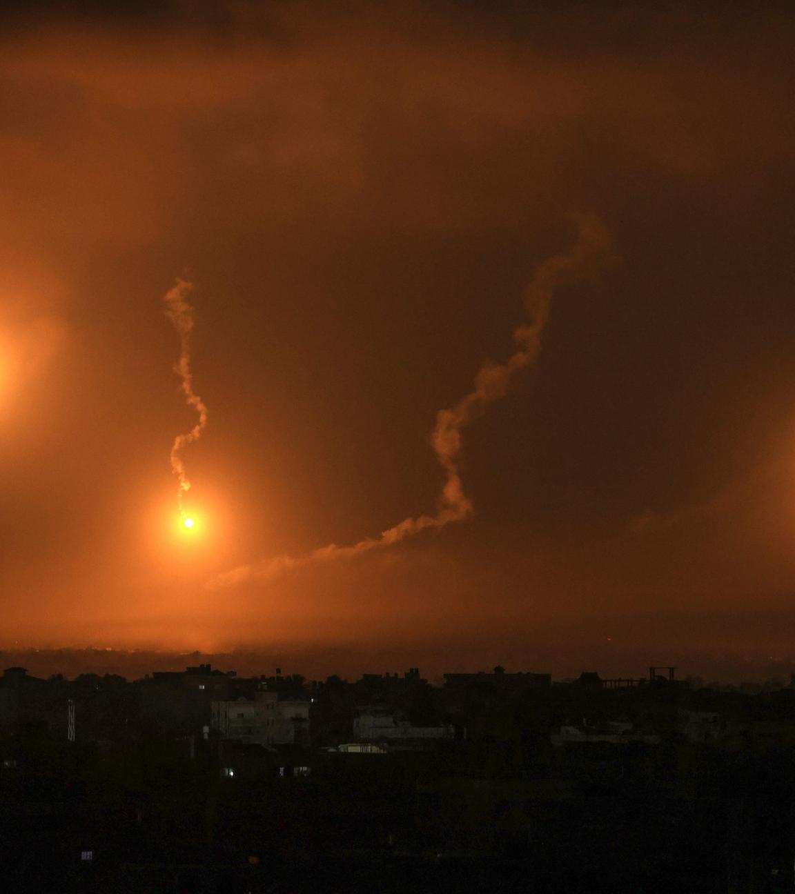 Israelischer Beschuss: Drei geschosse erleuchten den Nachhimmel über der Skyline von Chan Junis im Gazastreifen.