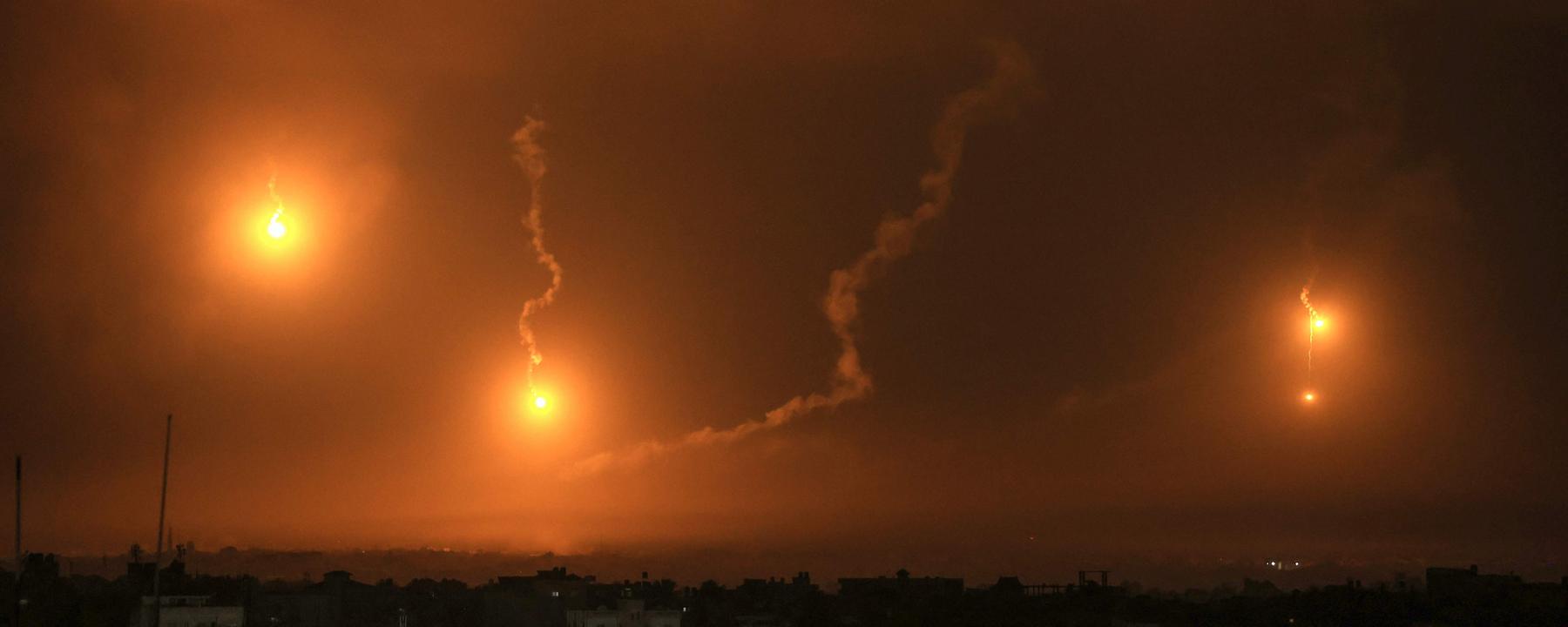 Israelischer Beschuss: Drei geschosse erleuchten den Nachhimmel über der Skyline von Chan Junis im Gazastreifen.