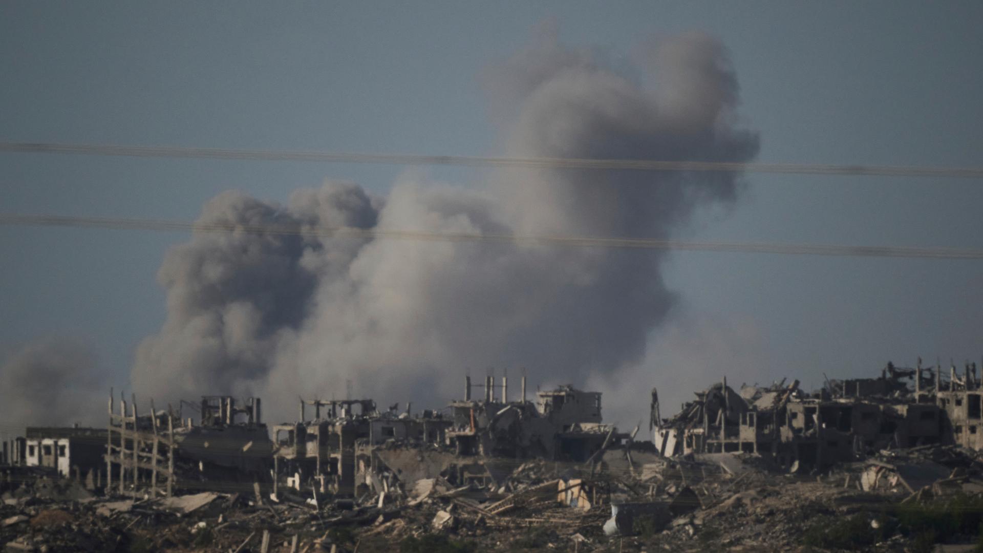 Rauch steigt in den Himmel nach einem Angriff des israelischen Militärs auf den Gazastreifen.