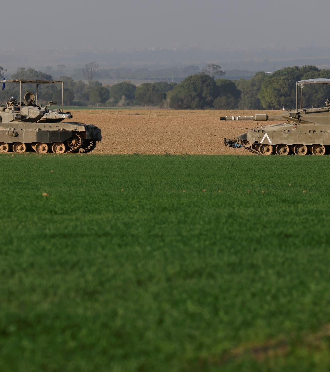 Israelische Panzer manövrieren in der Nähe der israelischen Grenze zum südlichen Gazastreifen.