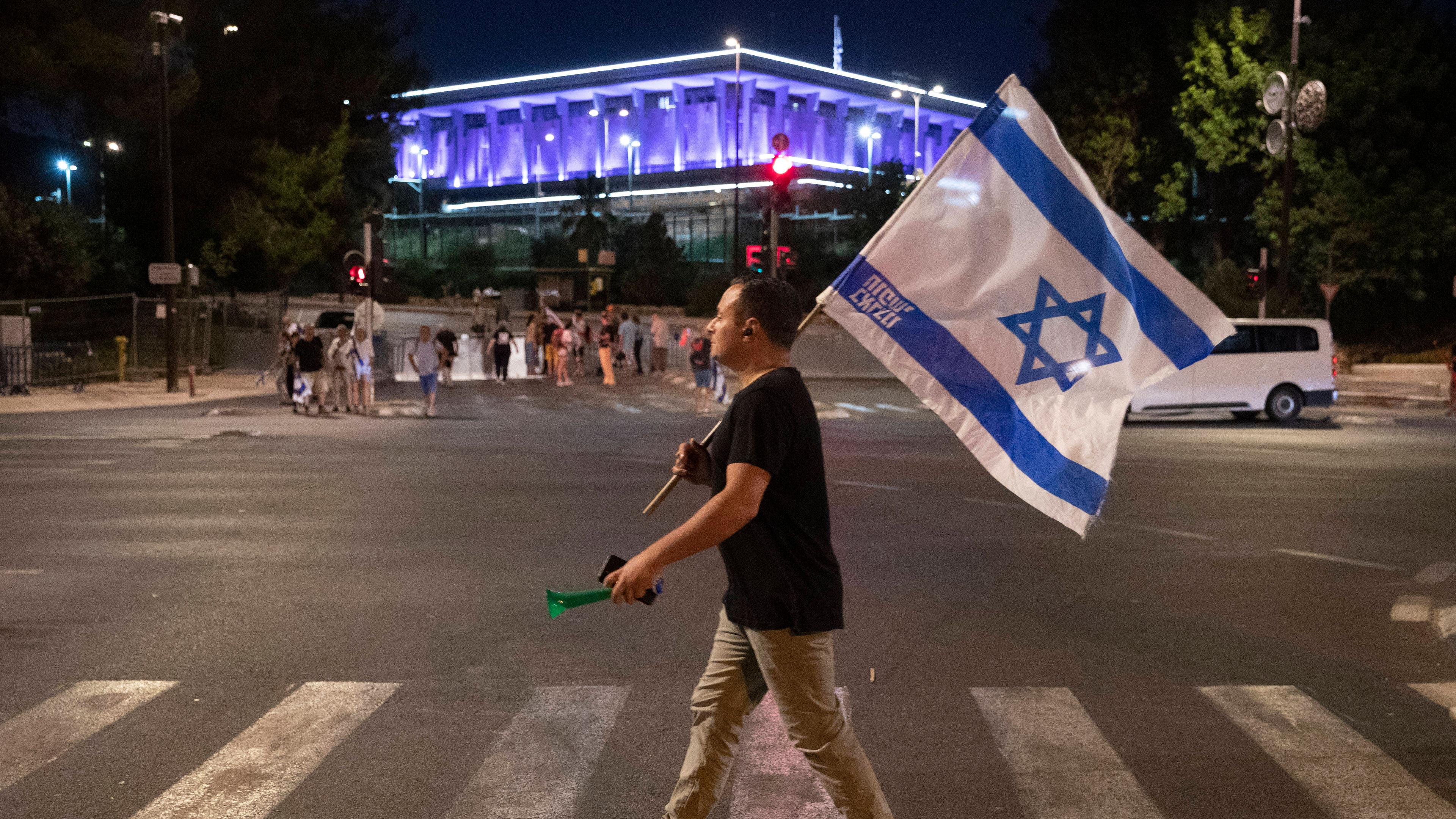 Ein Demonstrant gegen die Justizreform der israelischen Regierung vor dem israelischen Parlament