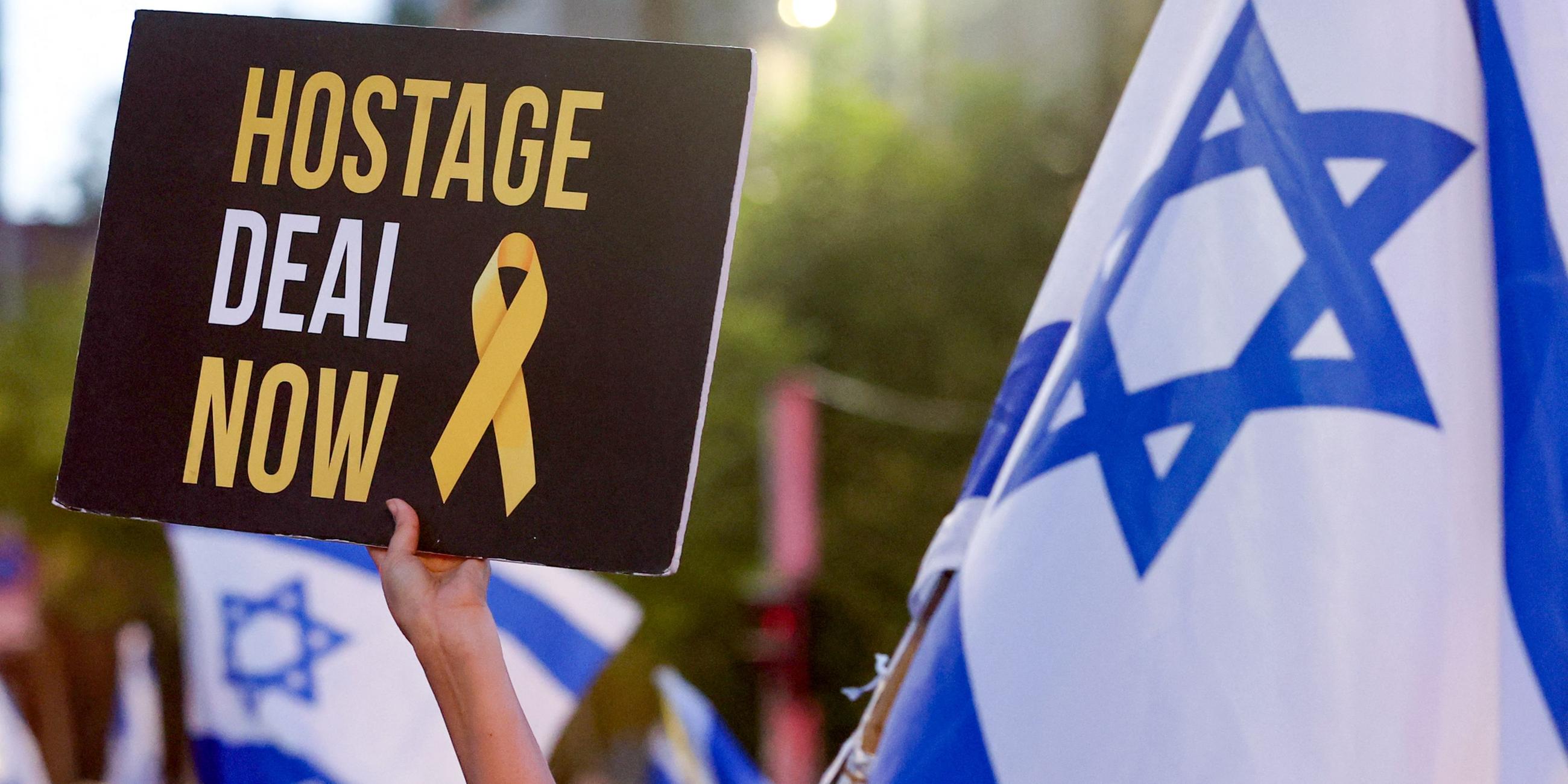 Demonstranten in Tel Aviv fordern die Freilassung der Hamas-Geiseln. 