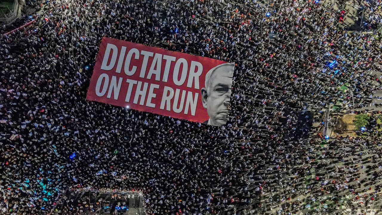 Israel: 100,000 protest against Netanyahu