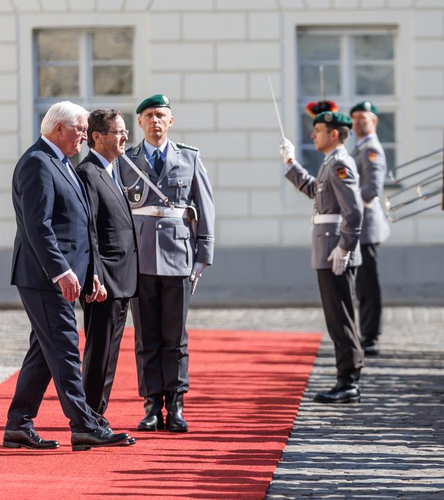 Bundespräsident Steinmeier empfängt Israels Präsident Isaac Herzog in Berlin. Rechts im Bild ist eine Militär-Kapelle zu sehen.
