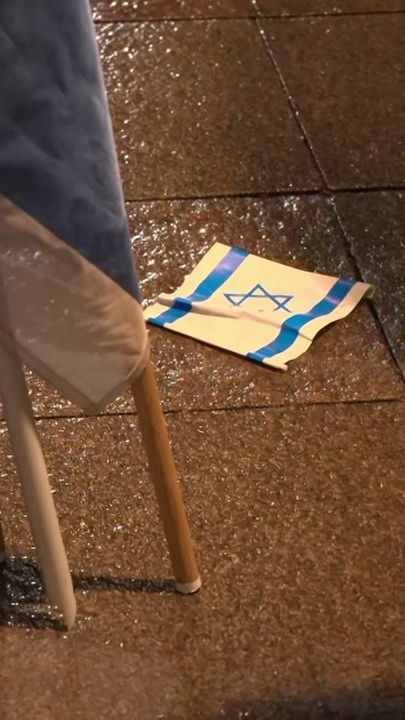 Eine israelische Flagge liegt auf dem Boden.