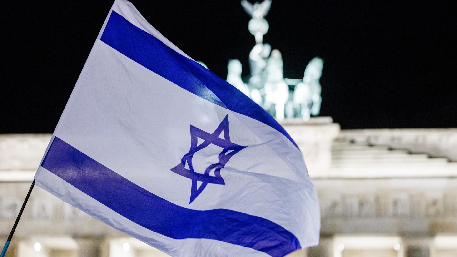 Israelische Flagge vor Brandenburger Tor 