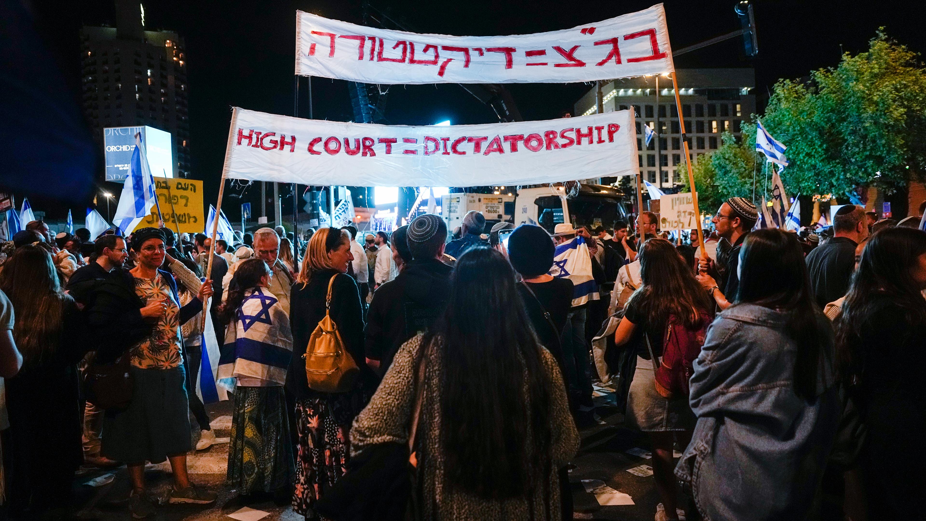 Befürworter der umstrittenen Justizreform in Israel haben sich vor dem Parlament in Jerusalem versammelt.