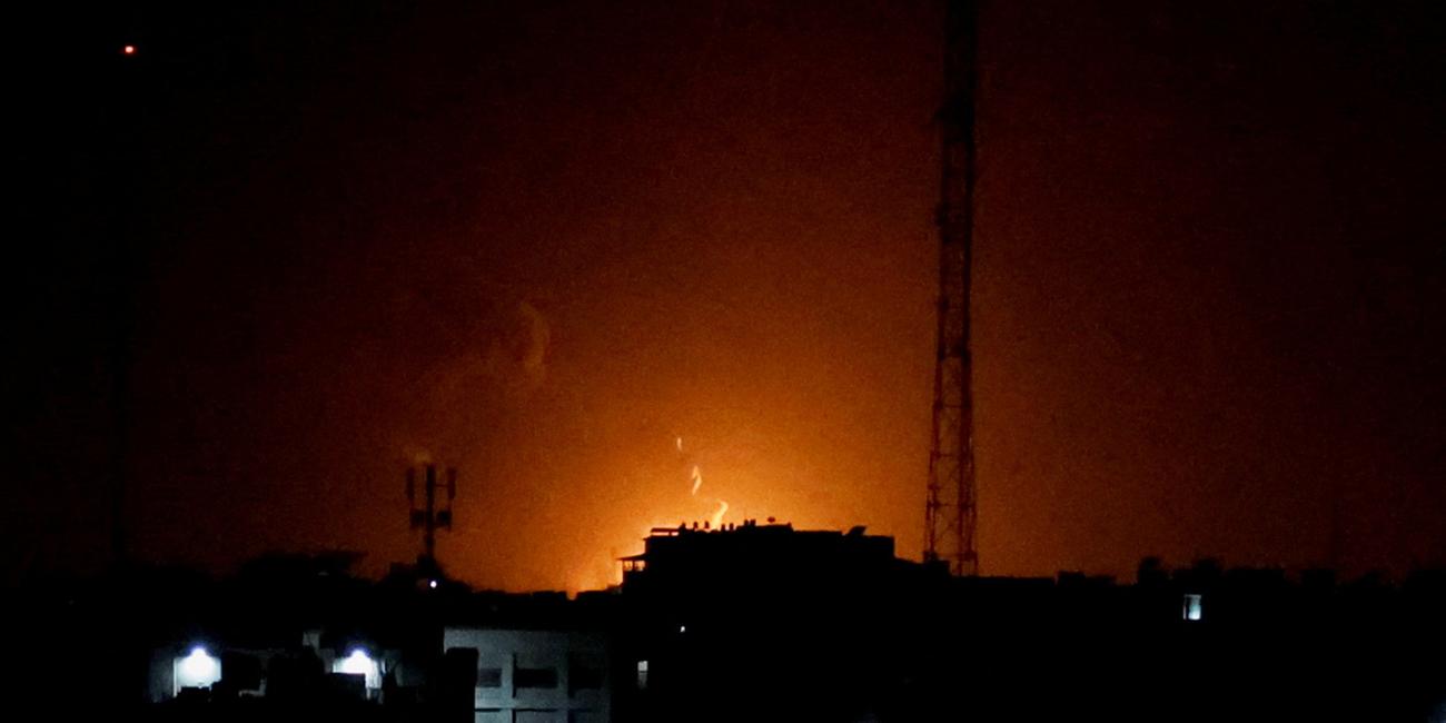 Nach einem Beschuss durch Israel steigen Rauch und Flammen über Gaza City auf.