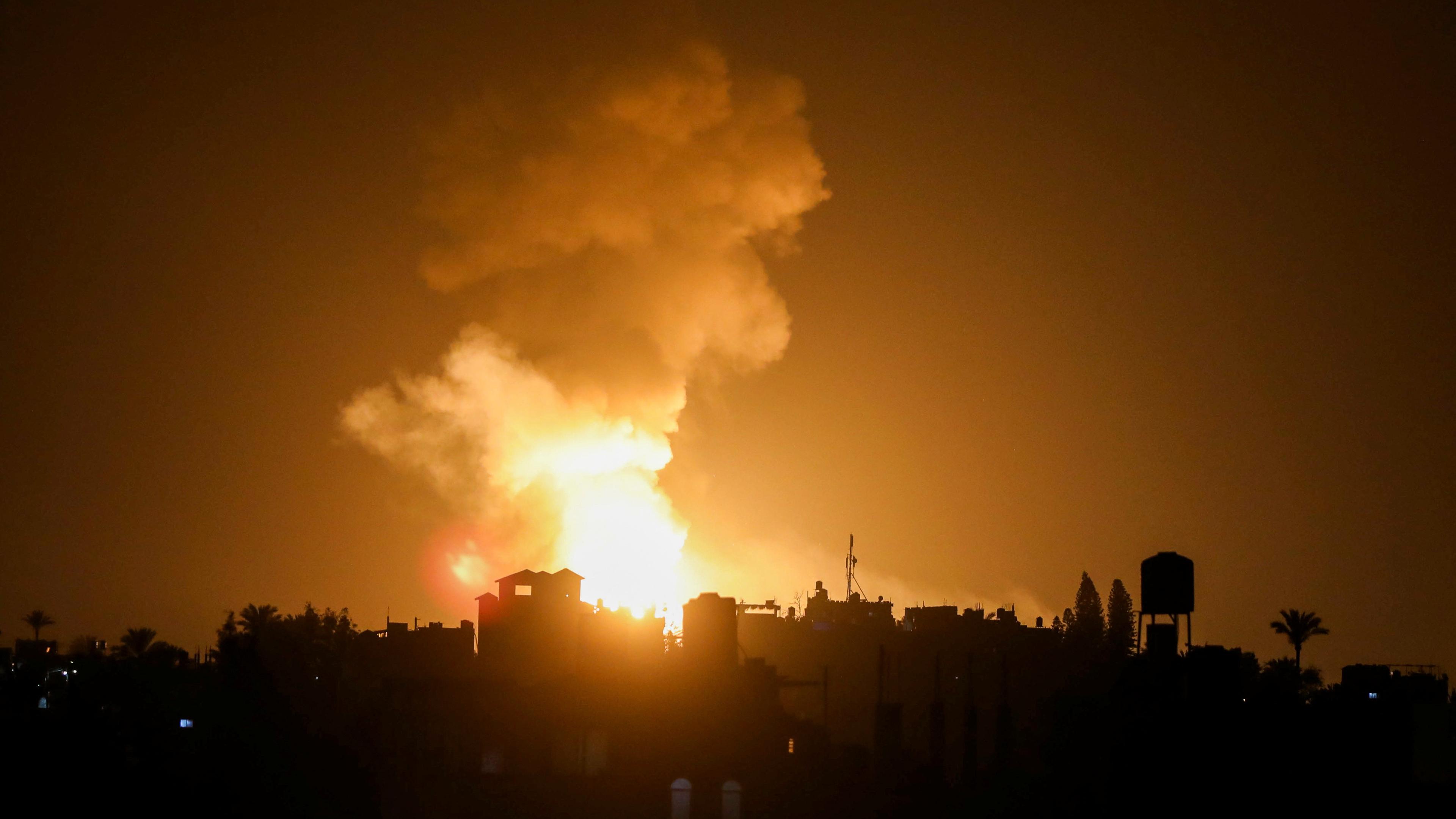 Eine Explosion im Süden von Gaza.