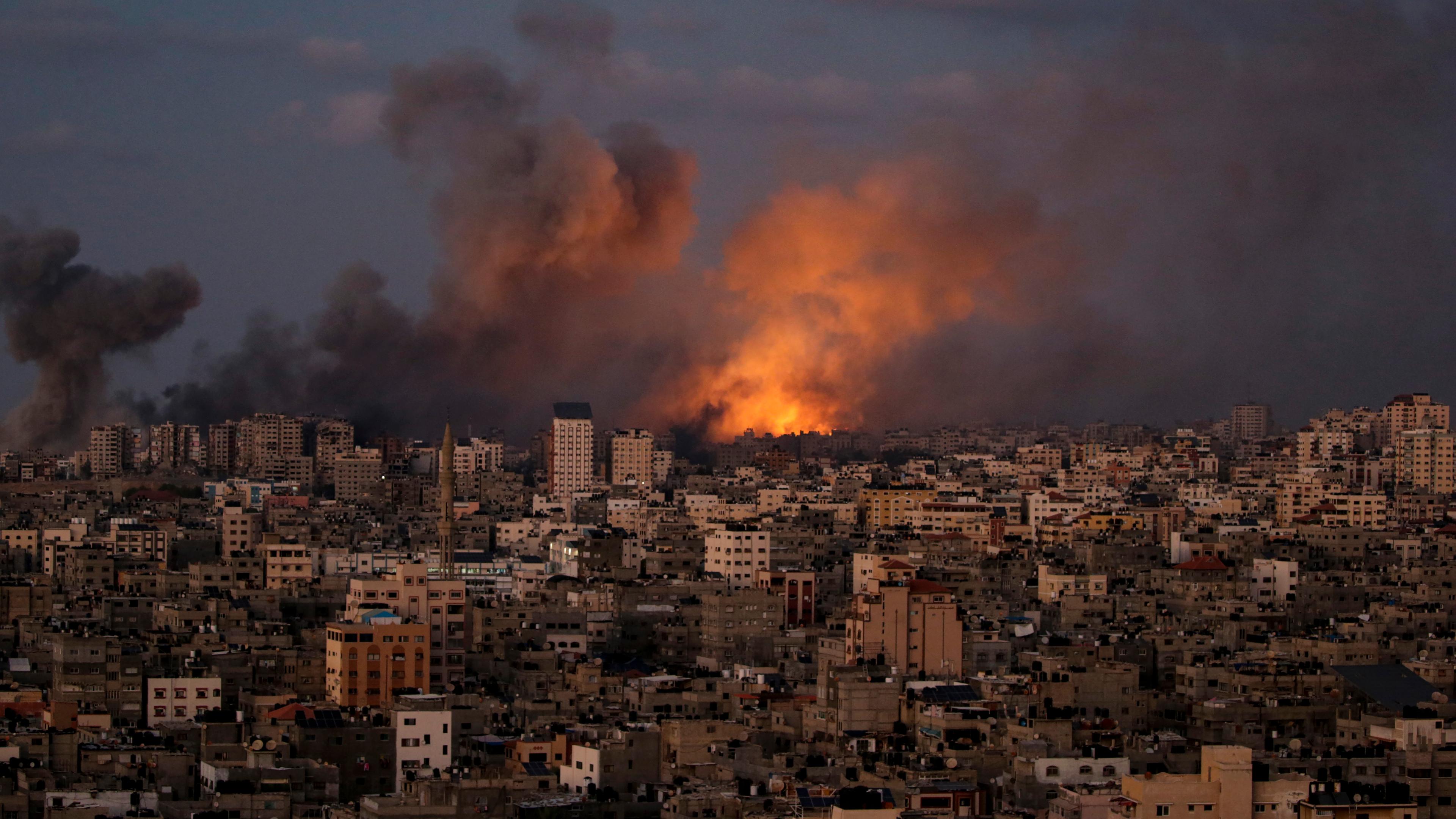 Es ist Rauch über Gaza zu sehen. Israel reagierte erneut mit Luftschlägen auf den Gazastreifen nachdem Hamas-Terroristen am Wochenende Israel überfielen.