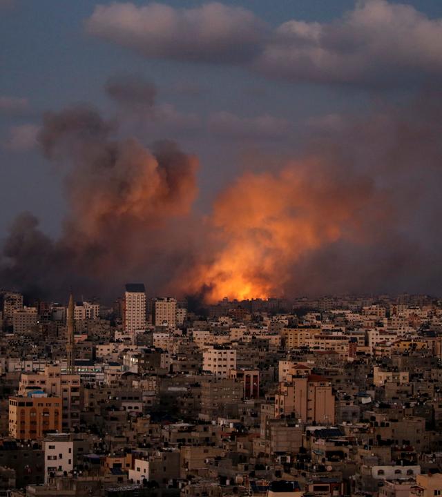 Es ist Rauch über Gaza zu sehen. Israel reagierte erneut mit Luftschlägen auf den Gazastreifen nachdem Hamas-Terroristen am Wochenende Israel überfielen.