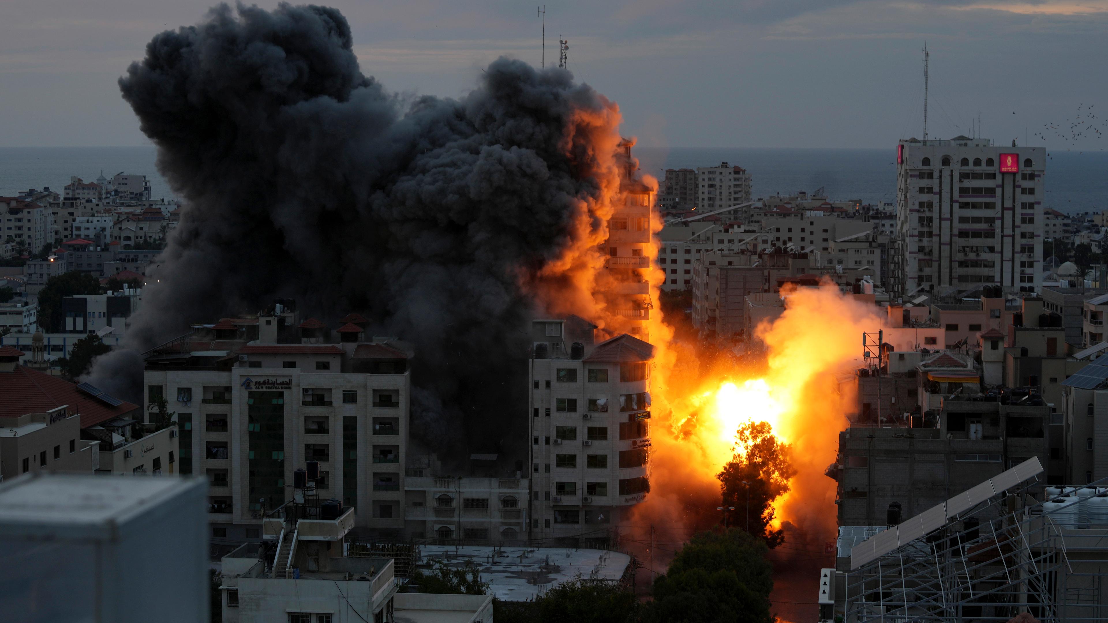  Palästinensische Gebiete, Gaza: Nach einem israelischen Luftangriff auf ein palästinensisches Wohngebiet steigt Rauch nach der Explosion auf.