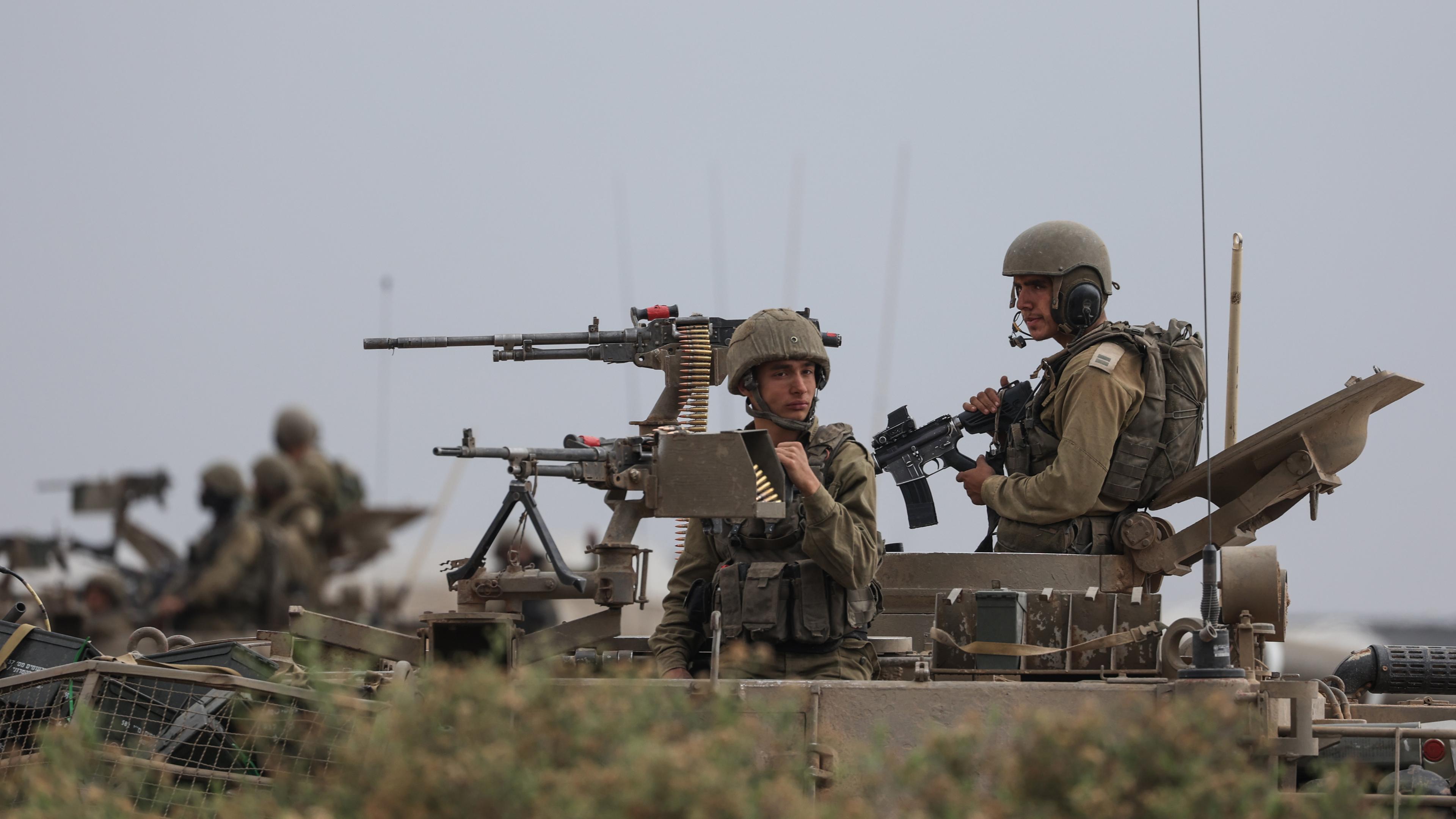Israelische Soldaten sitzen auf einem Panzer in der Nähe der Grenze zwischen Israel und Gaza.
