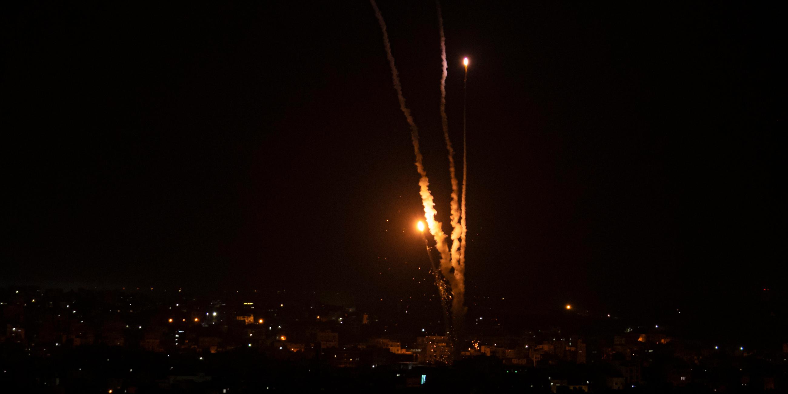 Raketen werden bei Nacht vom Gazastreifen aus auf Israel abgefeuert.