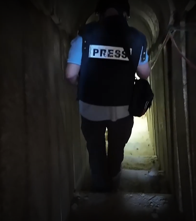 Journalist in einem ehemaligen Hamas-Tunnel.