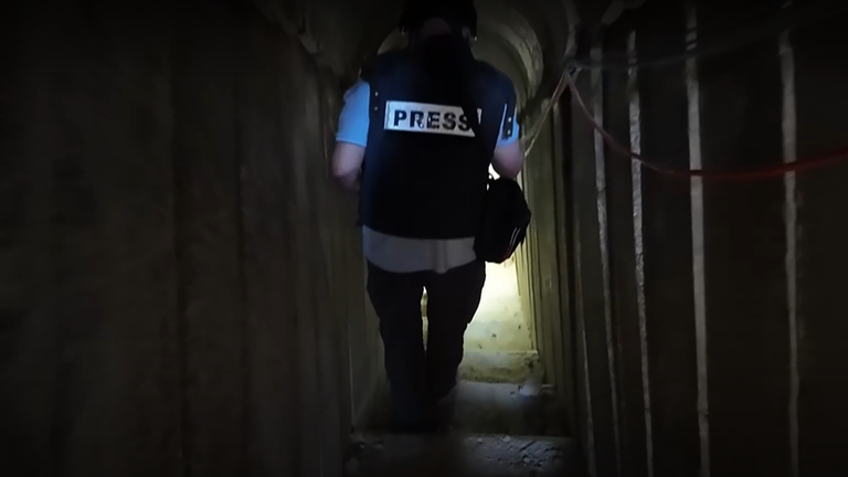 Journalist in einem ehemaligen Hamas-Tunnel.