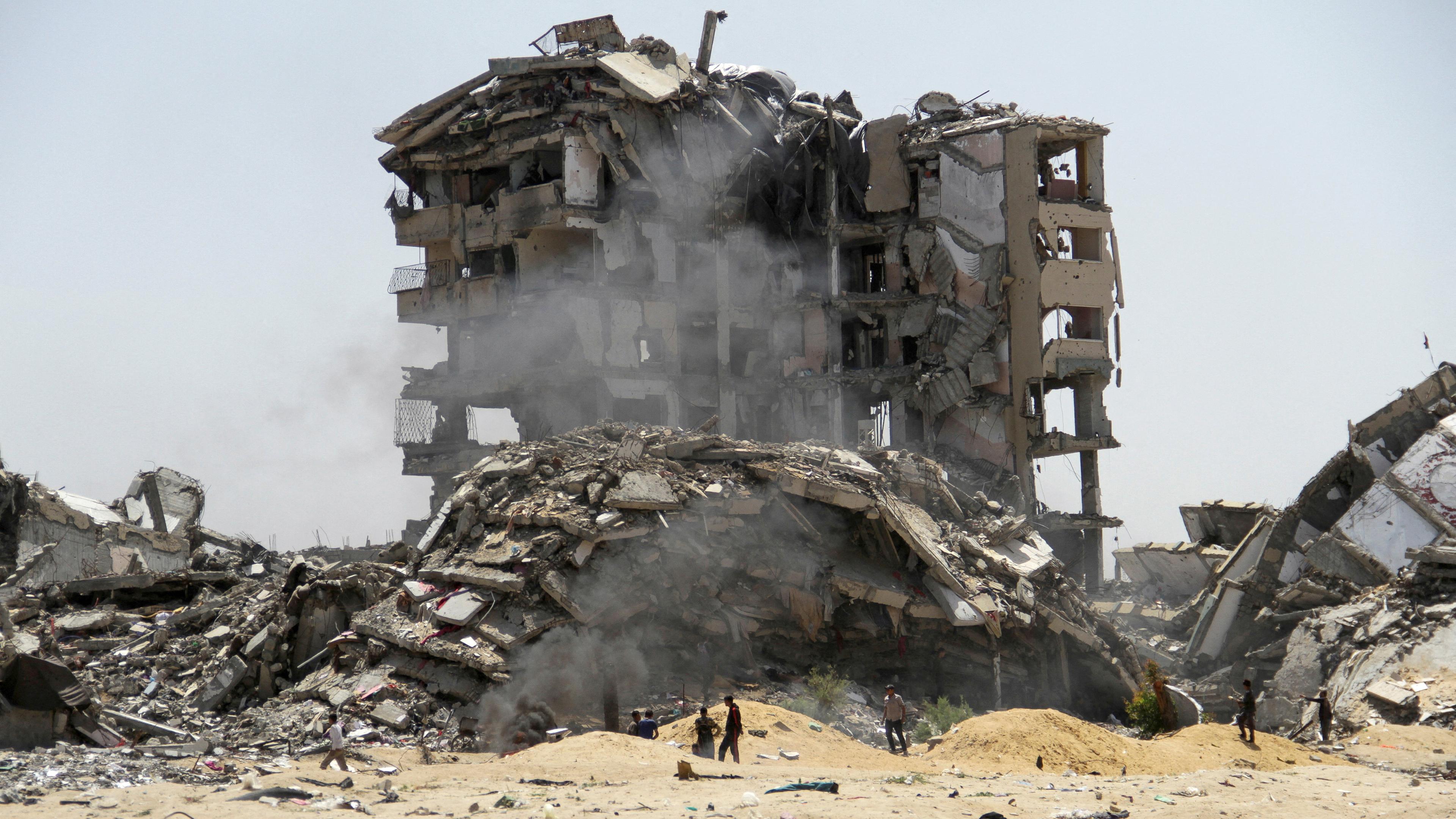 Palästinenser gehen an den Trümmern von Wohngebäuden vorbei, die durch israelische Angriffe zerstört wurden, aufgenommen am 22.04.2024