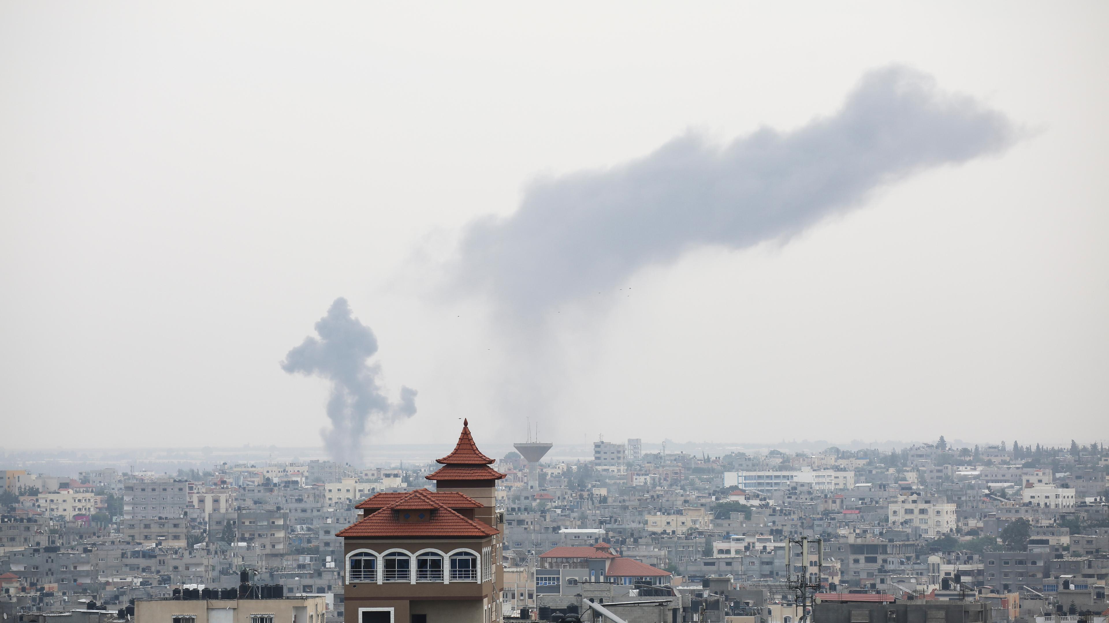 Rauch steigt nach einem israelischen Gegenagriff auf dem Gazastreifen in Rafah auf.