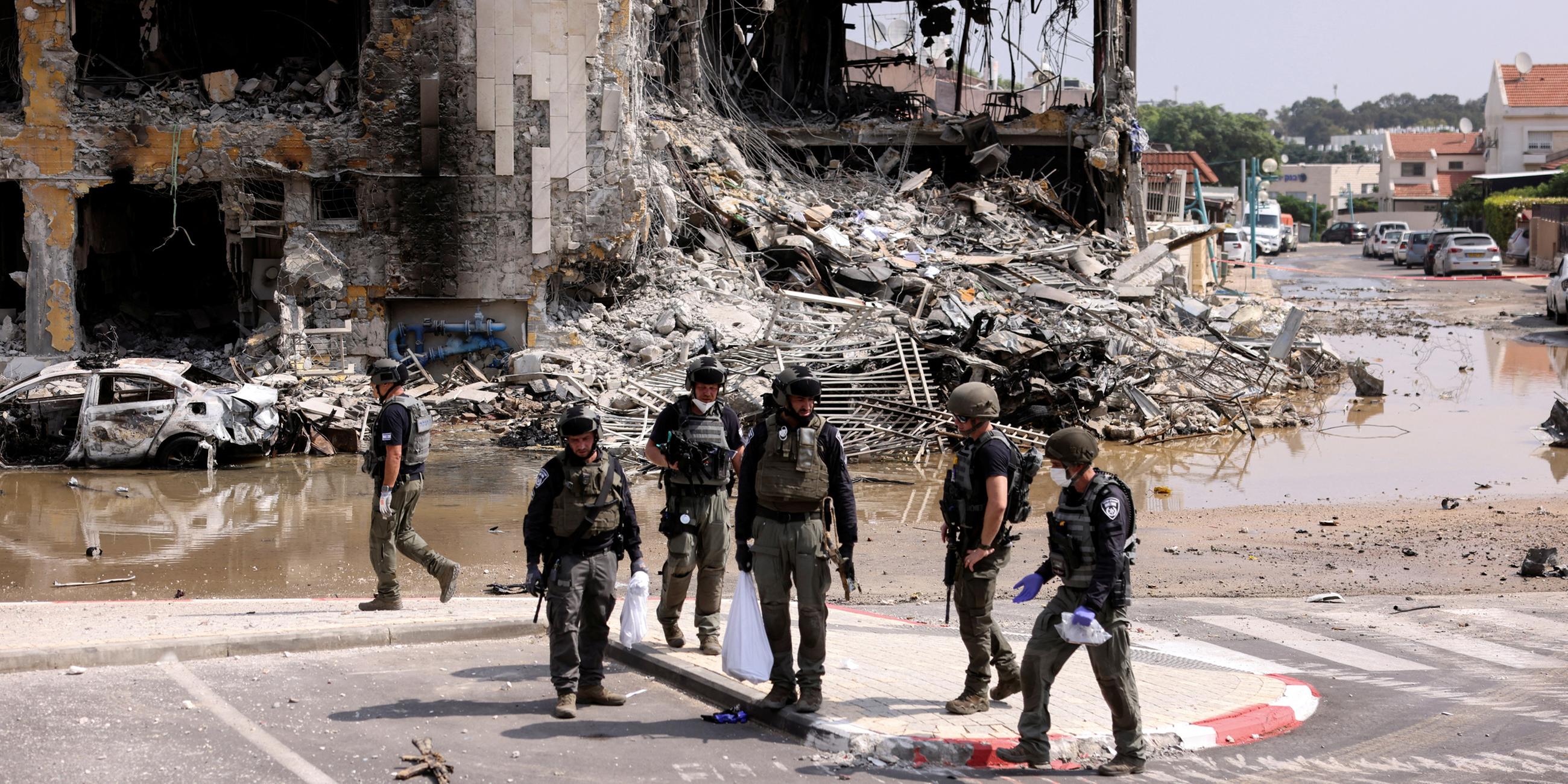 Israelische Sicherheitskräfte versammeln sich in Sderot, Südisrael, am 08.10.2023.