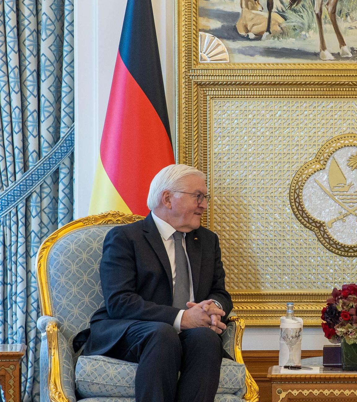 Bundespräsident Steinmeier sitzt in Doha neben Katars Emir Al Thani.