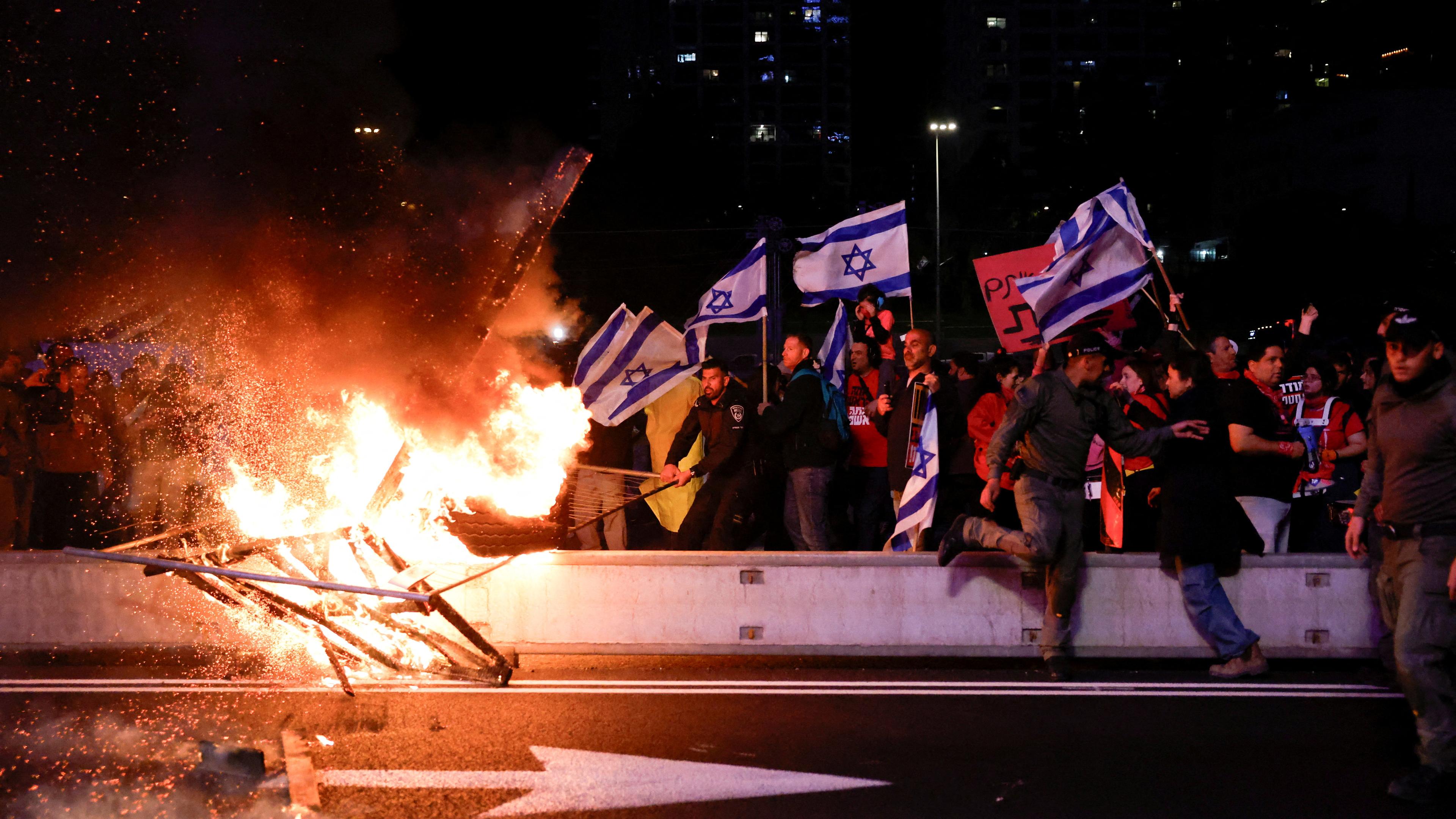 Menschen protestieren gegen die israelische Regierung Benjamin Netanjahus.