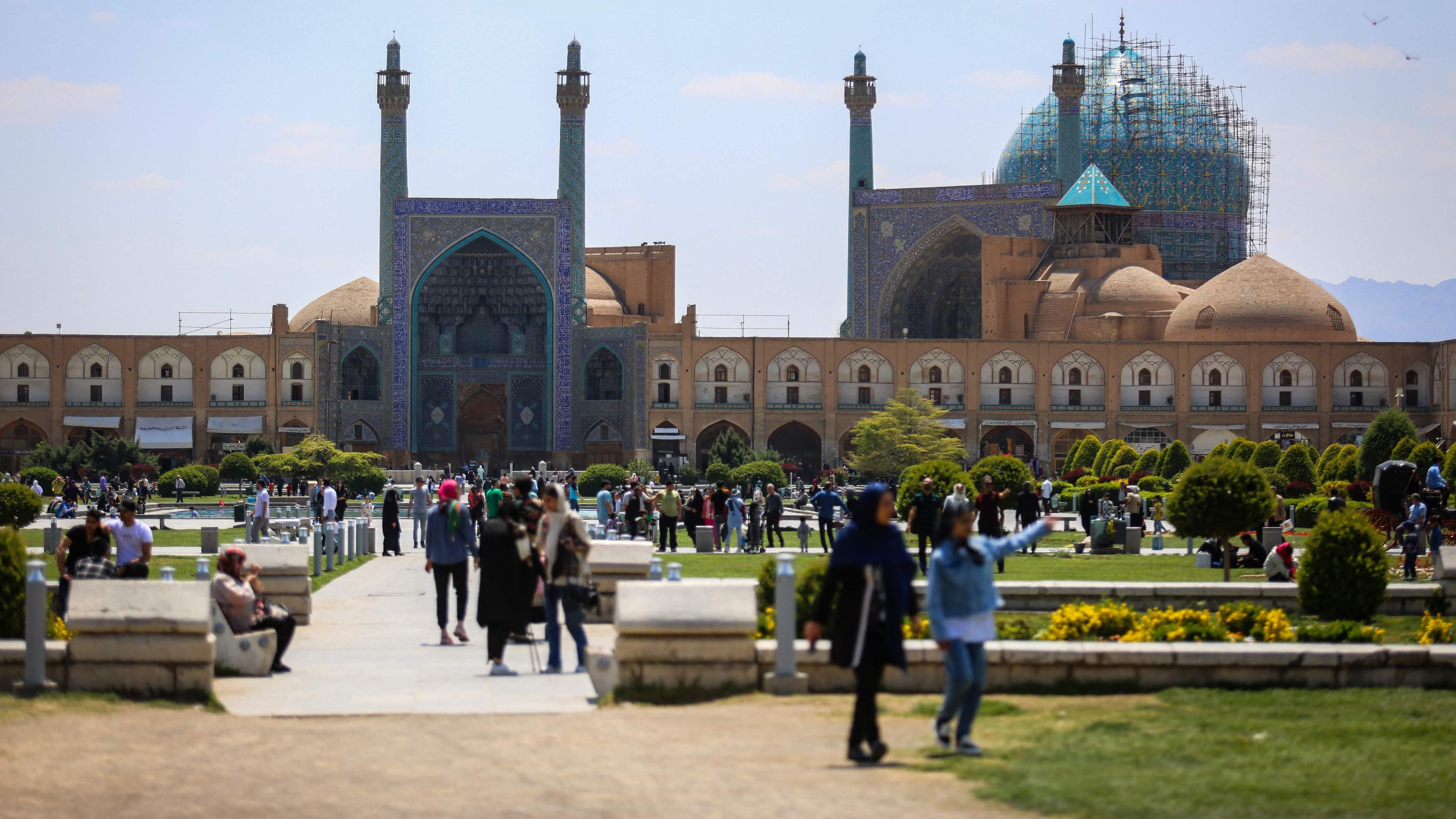 Menschen besuchen den Naqsch-e Dschaha in Isfahan.