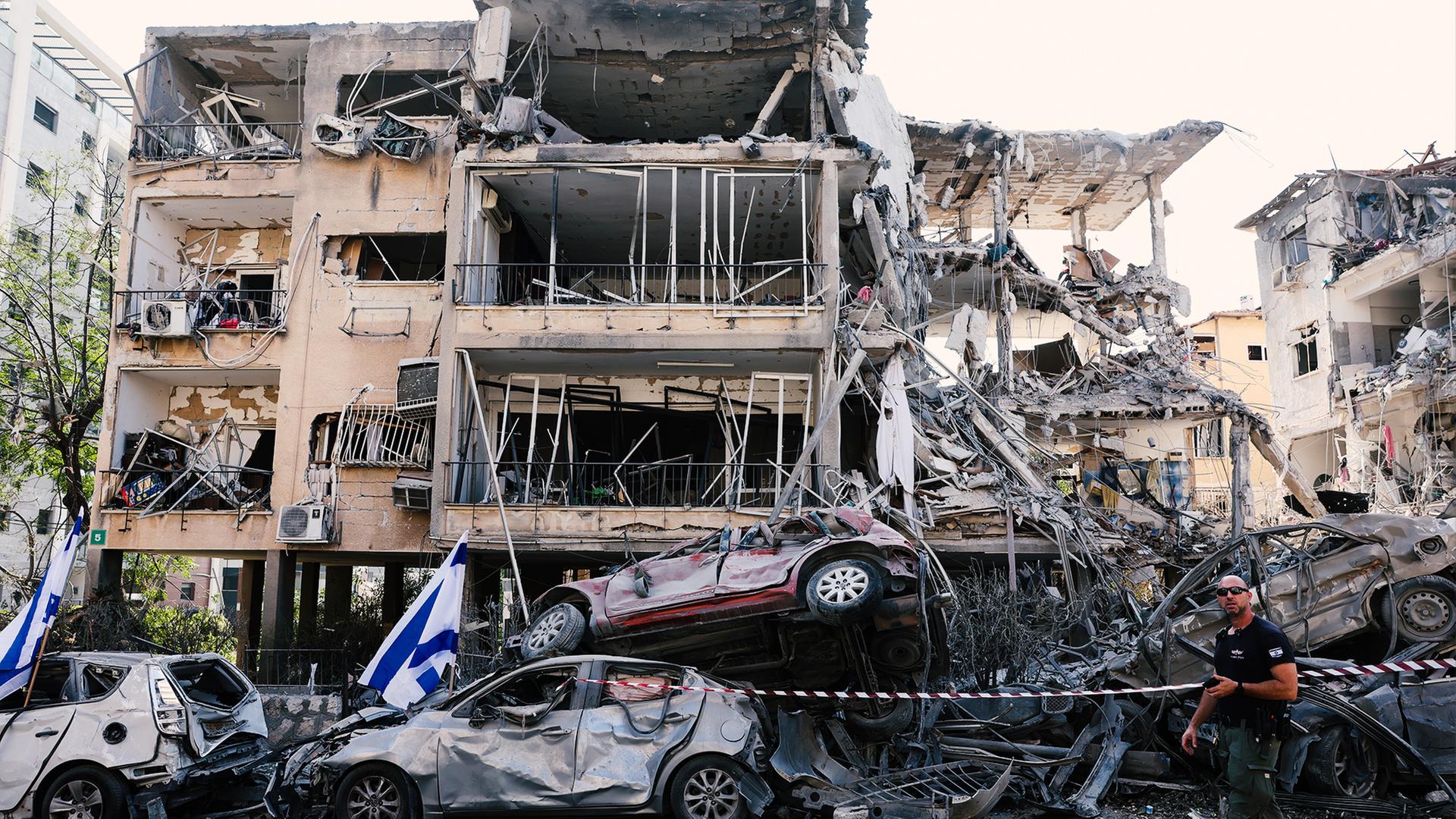 Iran warnt westliche Länder davor, Israel bei der Abwehr iranischer Angriffe zu unterstützen. ZDFheute live ordnet die aktuellen Ereignisse mit Militärexperte Fabian Hinz ein.