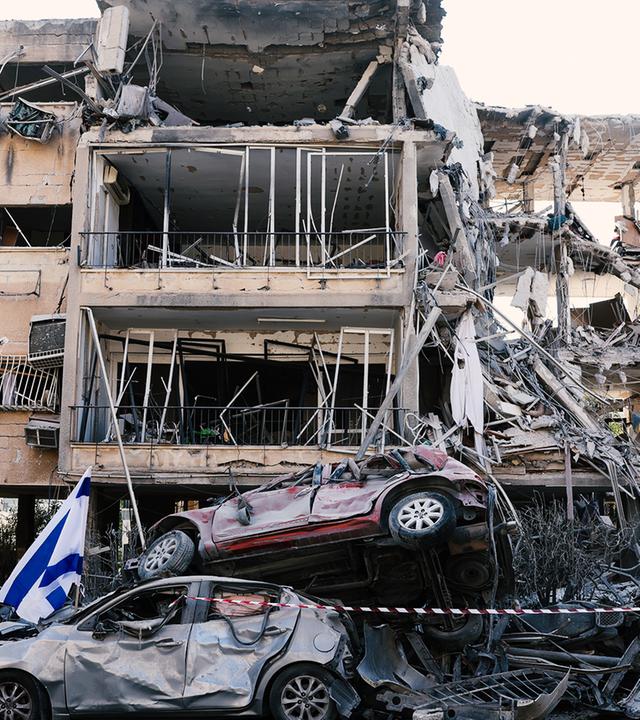 Iran warnt westliche Länder davor, Israel bei der Abwehr iranischer Angriffe zu unterstützen. ZDFheute live ordnet die aktuellen Ereignisse mit Militärexperte Fabian Hinz ein.