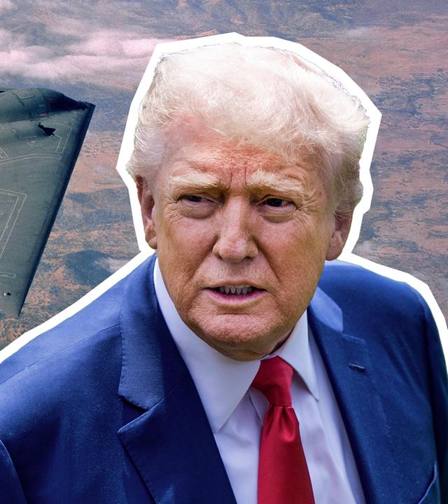 Donald Trump vor einem amerikanischen Militärflugzeug. 